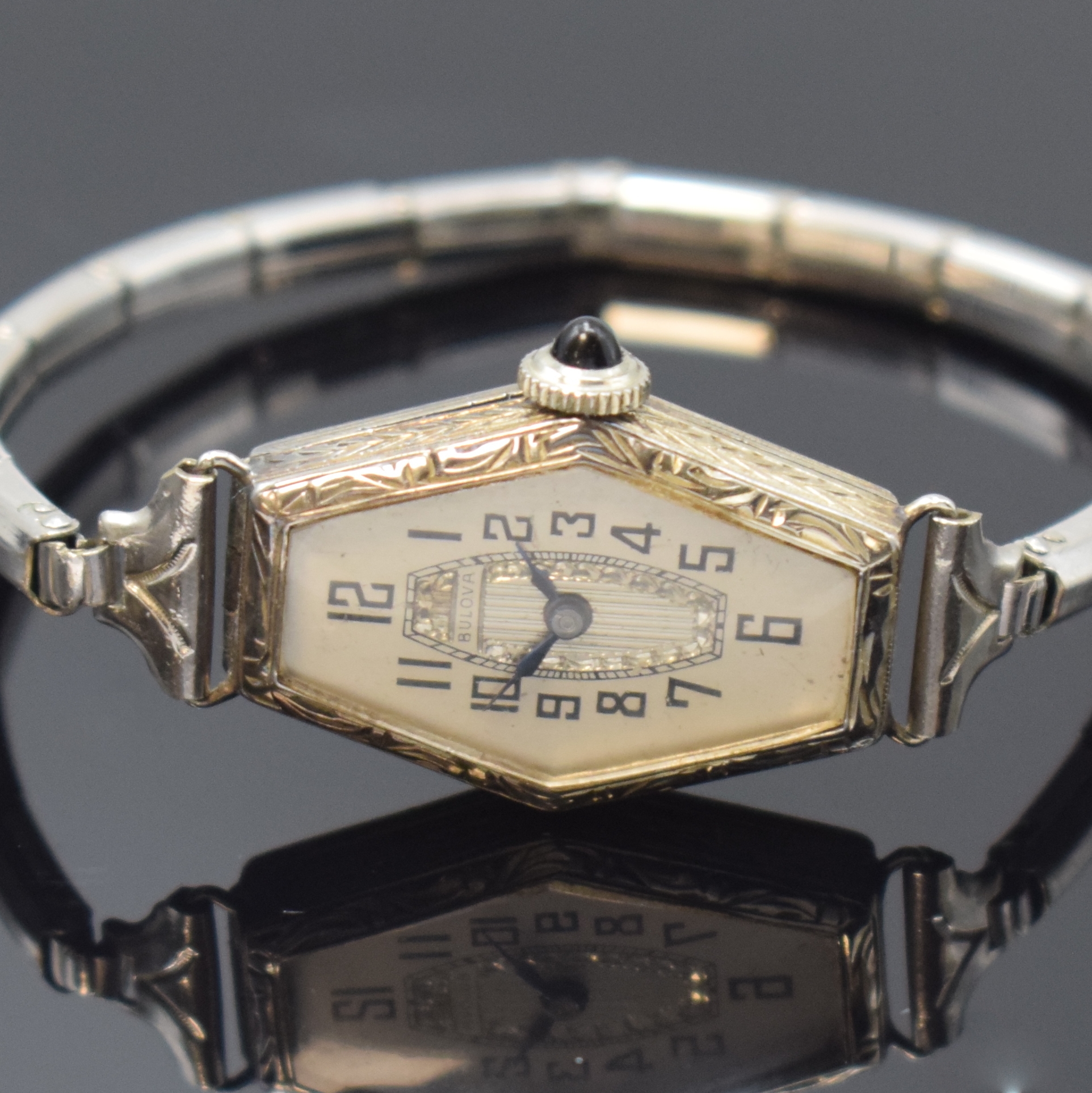 Detail a: BULOVA Art-Deco Damenarmbanduhr in WG 585/000, Schweiz um 1930, Handaufzug, Scharnierboden, Flexband in Platin, Schmuckkrone, silb. Zifferbl. m. ...