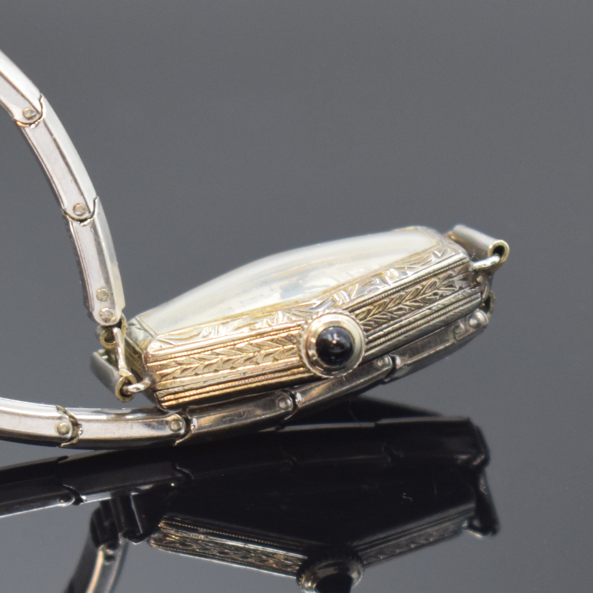 Detail b: BULOVA Art-Deco Damenarmbanduhr in WG 585/000, Schweiz um 1930, Handaufzug, Scharnierboden, Flexband in Platin, Schmuckkrone, silb. Zifferbl. m. ...