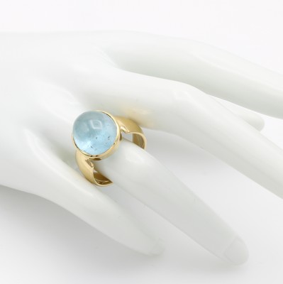 26873253b - Ring mit Aquamarincabochon, GG 750/000, ovaler Aquam. ca. 16 ct, RW ca. 60