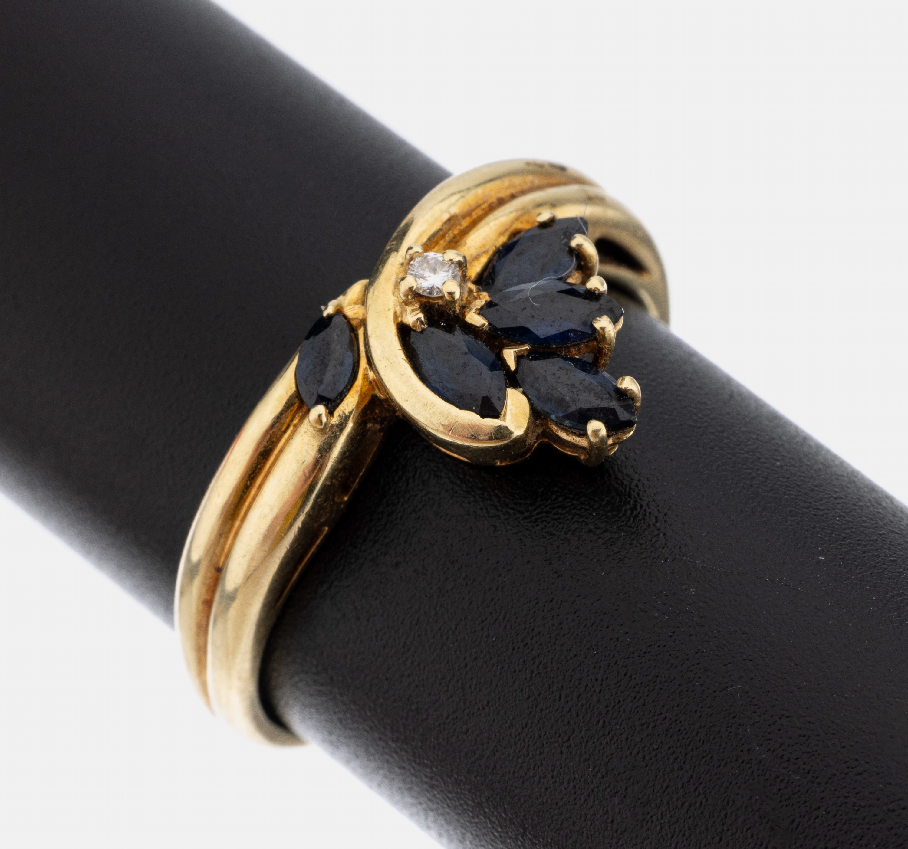 14 kt Gold Saphir-Brillant-Ring, GG 585/000, 5 Saphir-Navettes zus. ca. 0.40 ct, 1Brillant ca. 0.015 ct Weiß/si, ca. 4.0 g, RW 61.5