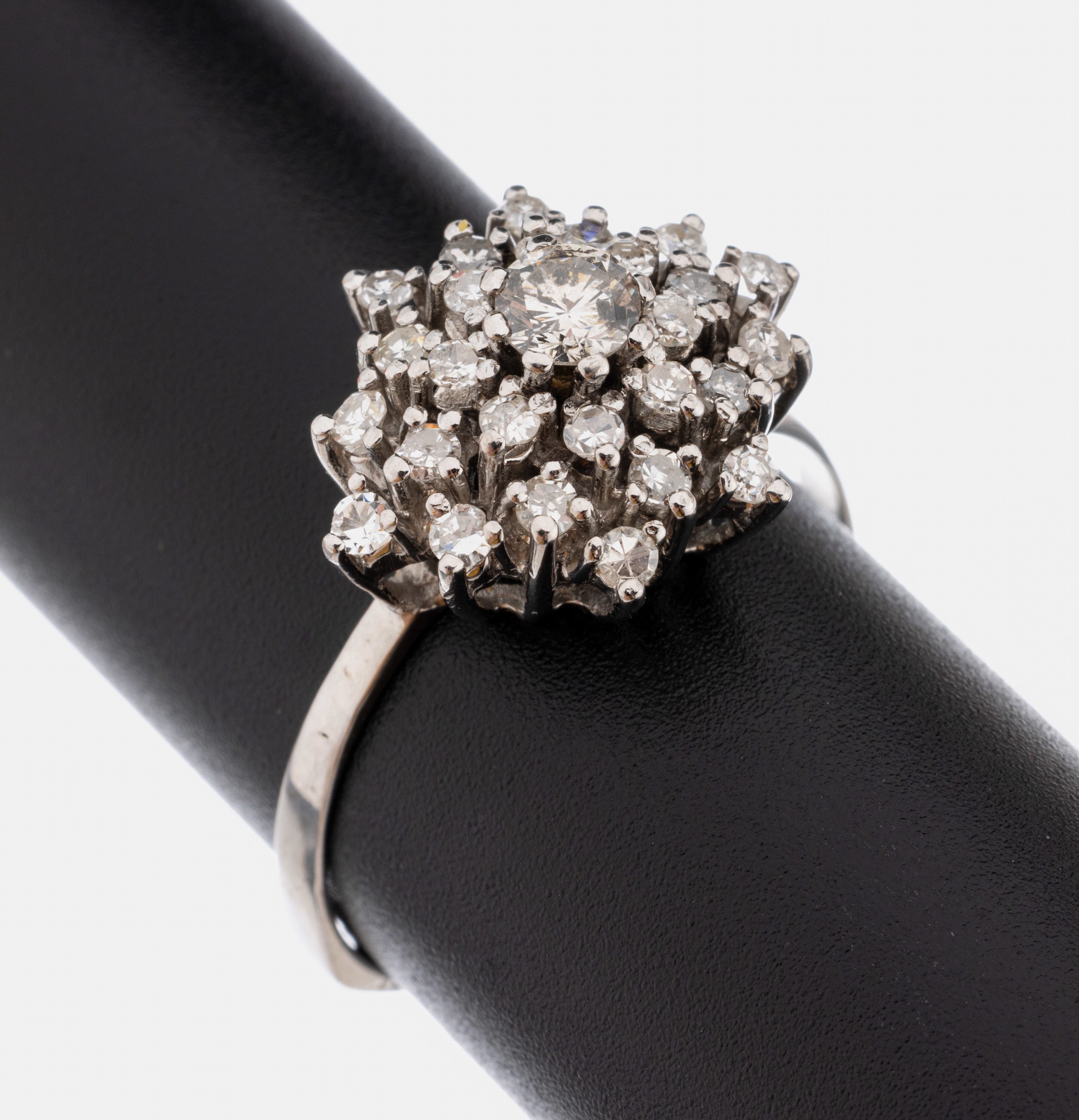 14 kt Gold Diamant-Ring, WG 585/000 gepr., 1 Brillant ca. 0.30 ct l. get. Weiß/p, 26 8/8 -Diamanten zus. ca. 0.52 ct Weiß/p, ca. 5.0 g,RW 66