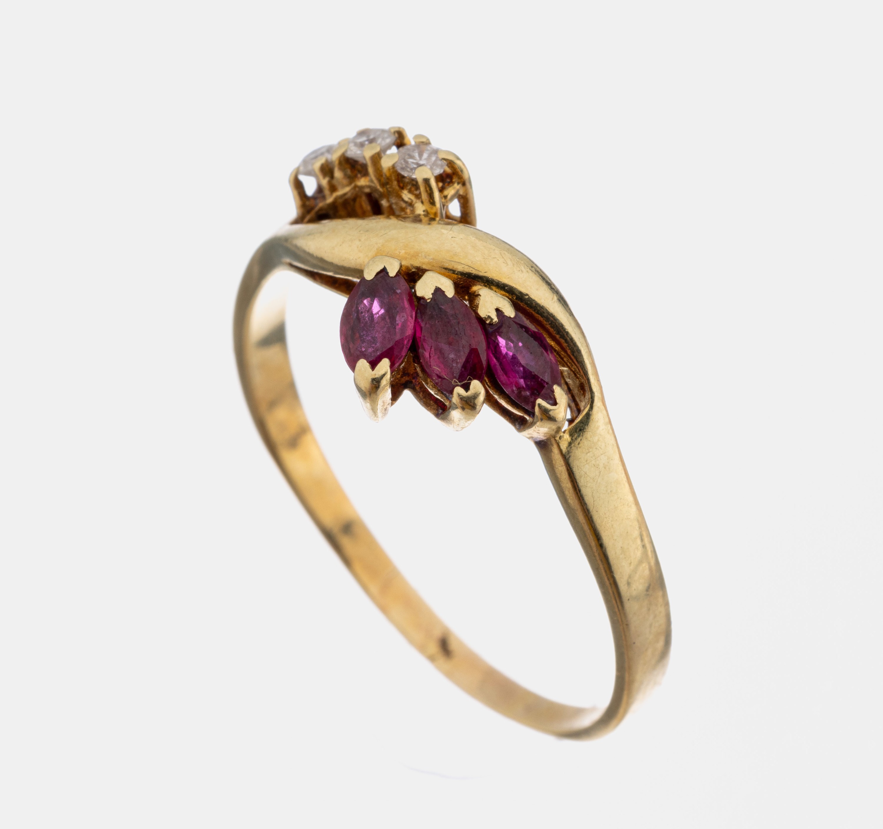 14 kt Gold Rubin-Brillant-Ring, GG 585/000,3 Rubin-Navettes zus. ca. 0.25 ct, 3 Brillanten zus. ca. 0.09 ct Weiß/p, ca. 3.4 g, RW 64