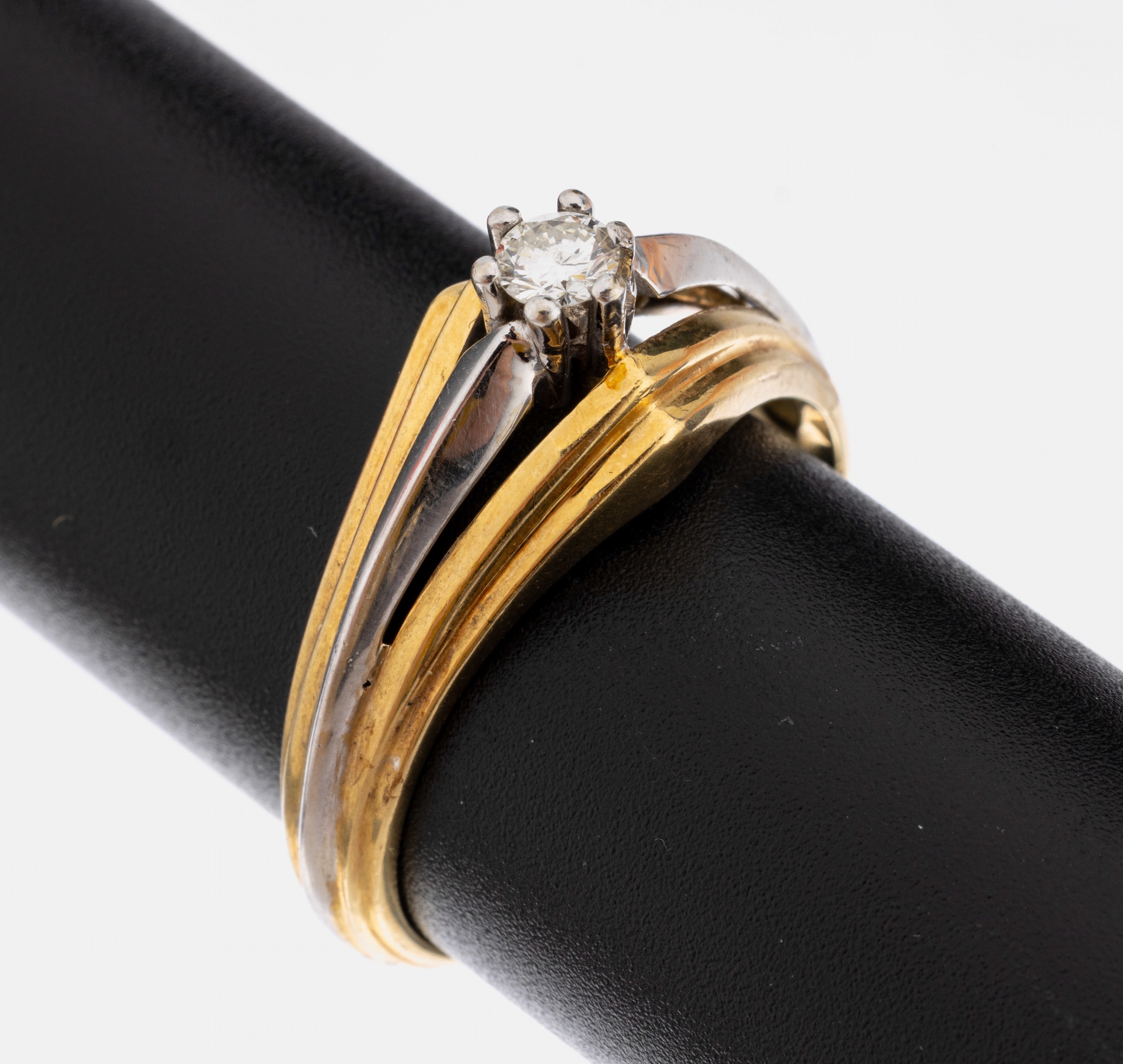 18 kt Gold Brillant-Ring, GG/WG 750/000, 1 Brillant ca. 0.20 ct Weiß/si, ca. 8.2 g, RW 66
