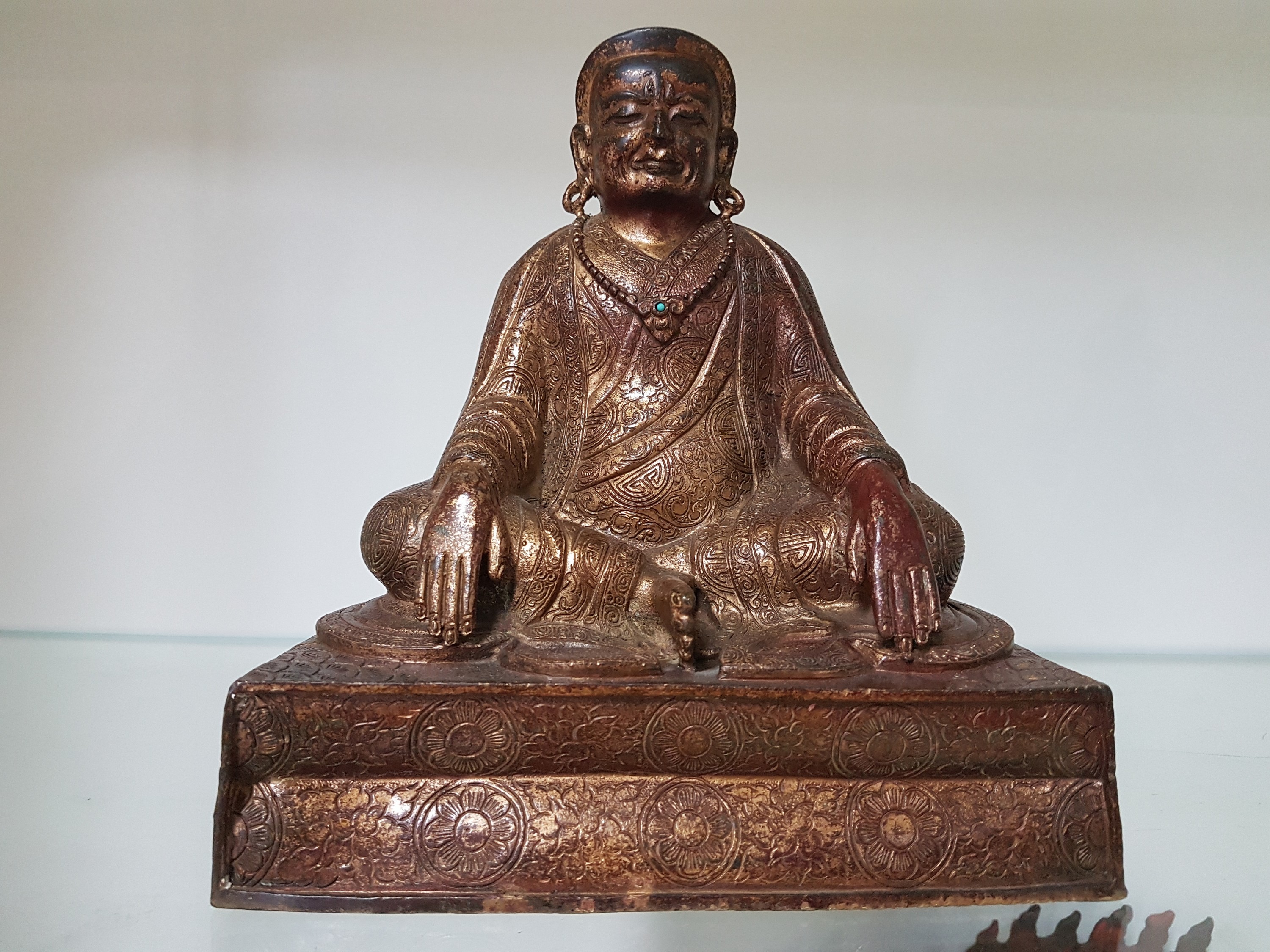 Detail a: Bronzefigur eines Lamas, Tibet, 19. Jh., Bronze, reich verziertes Gewand, orig. Vergoldung altersbedingt berieben, ca. 18.5 x 16.5 x 9.7 cm