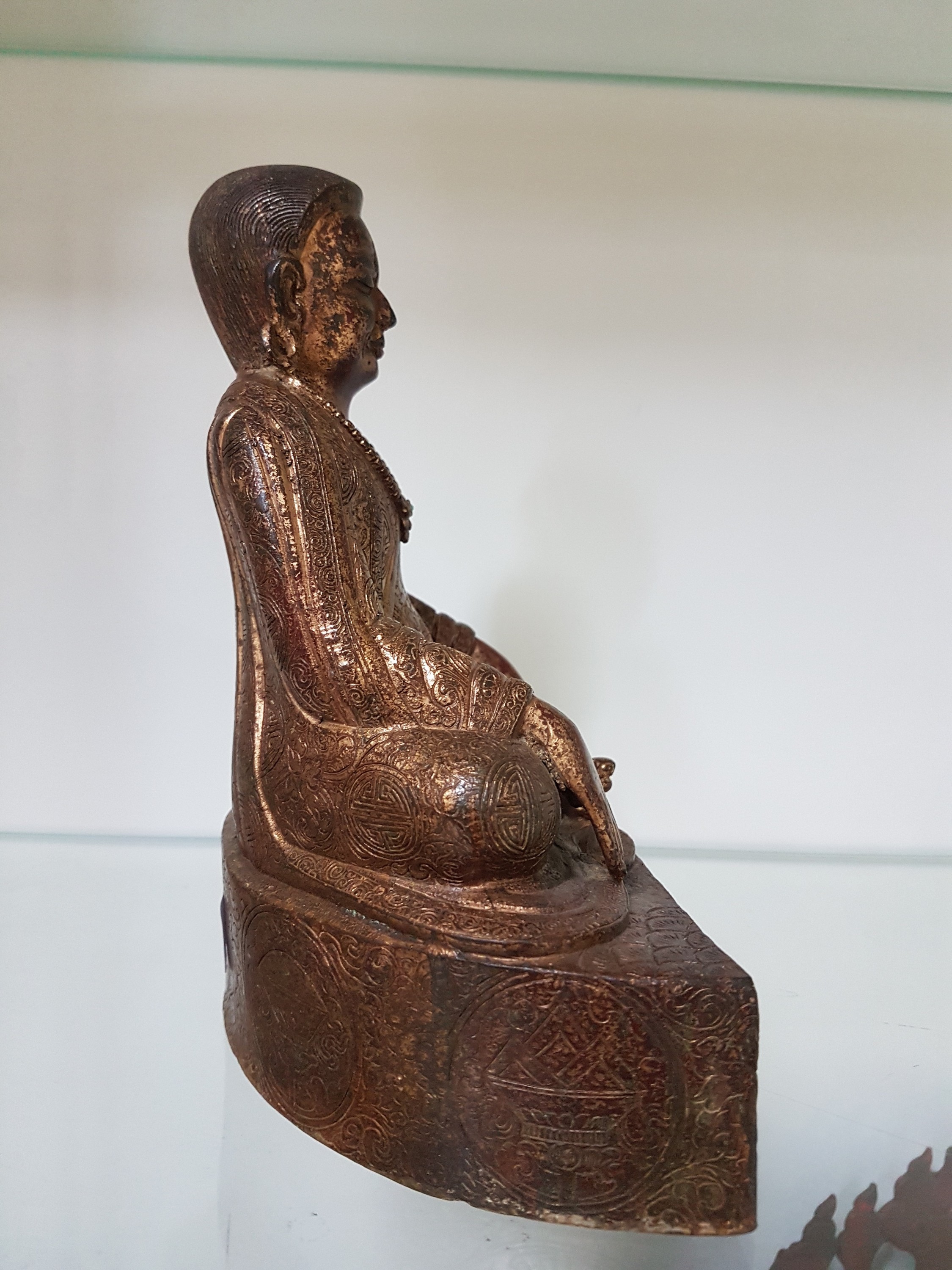 Detail b: Bronzefigur eines Lamas, Tibet, 19. Jh., Bronze, reich verziertes Gewand, orig. Vergoldung altersbedingt berieben, ca. 18.5 x 16.5 x 9.7 cm