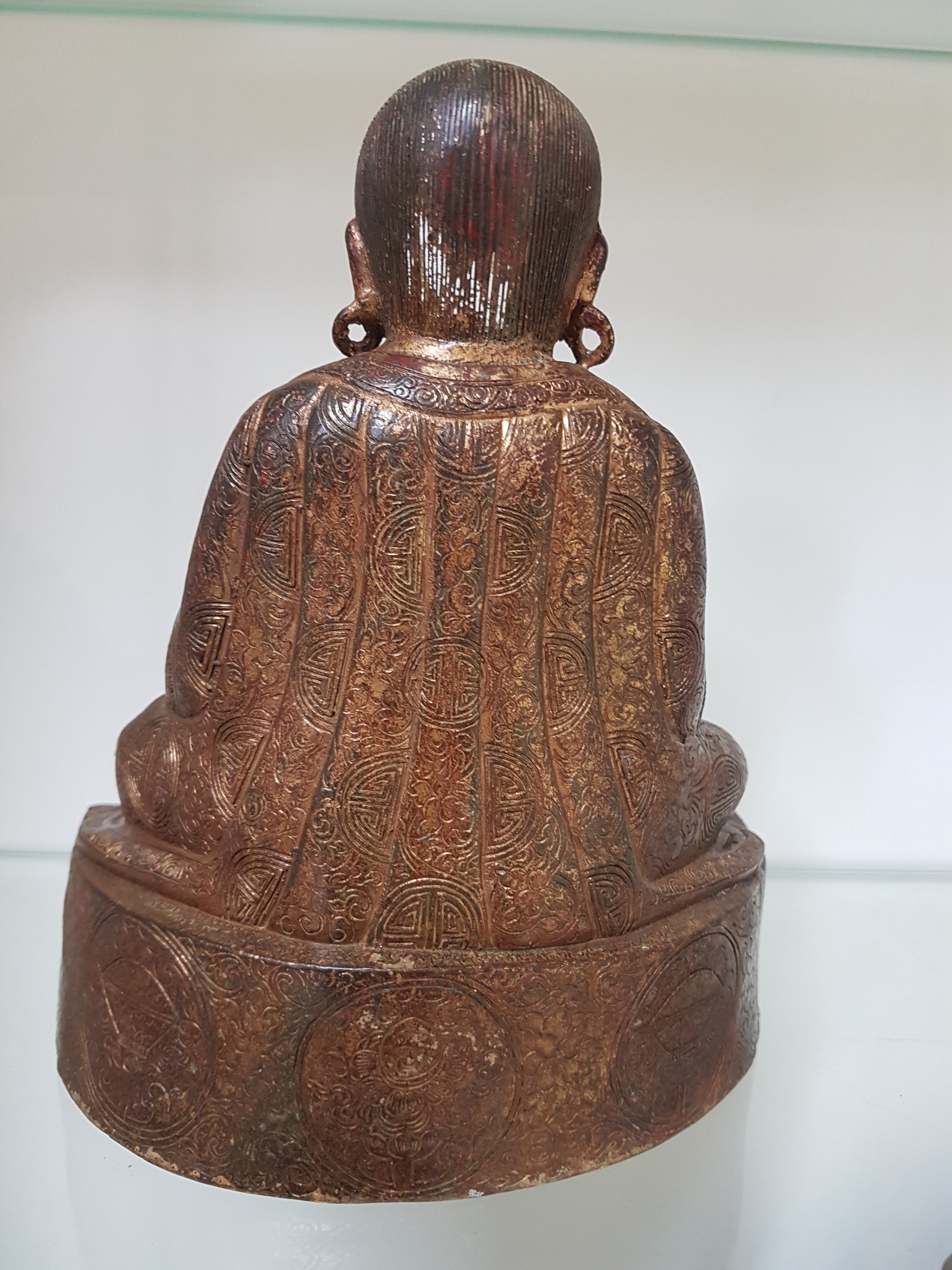 Detail c: Bronzefigur eines Lamas, Tibet, 19. Jh., Bronze, reich verziertes Gewand, orig. Vergoldung altersbedingt berieben, ca. 18.5 x 16.5 x 9.7 cm