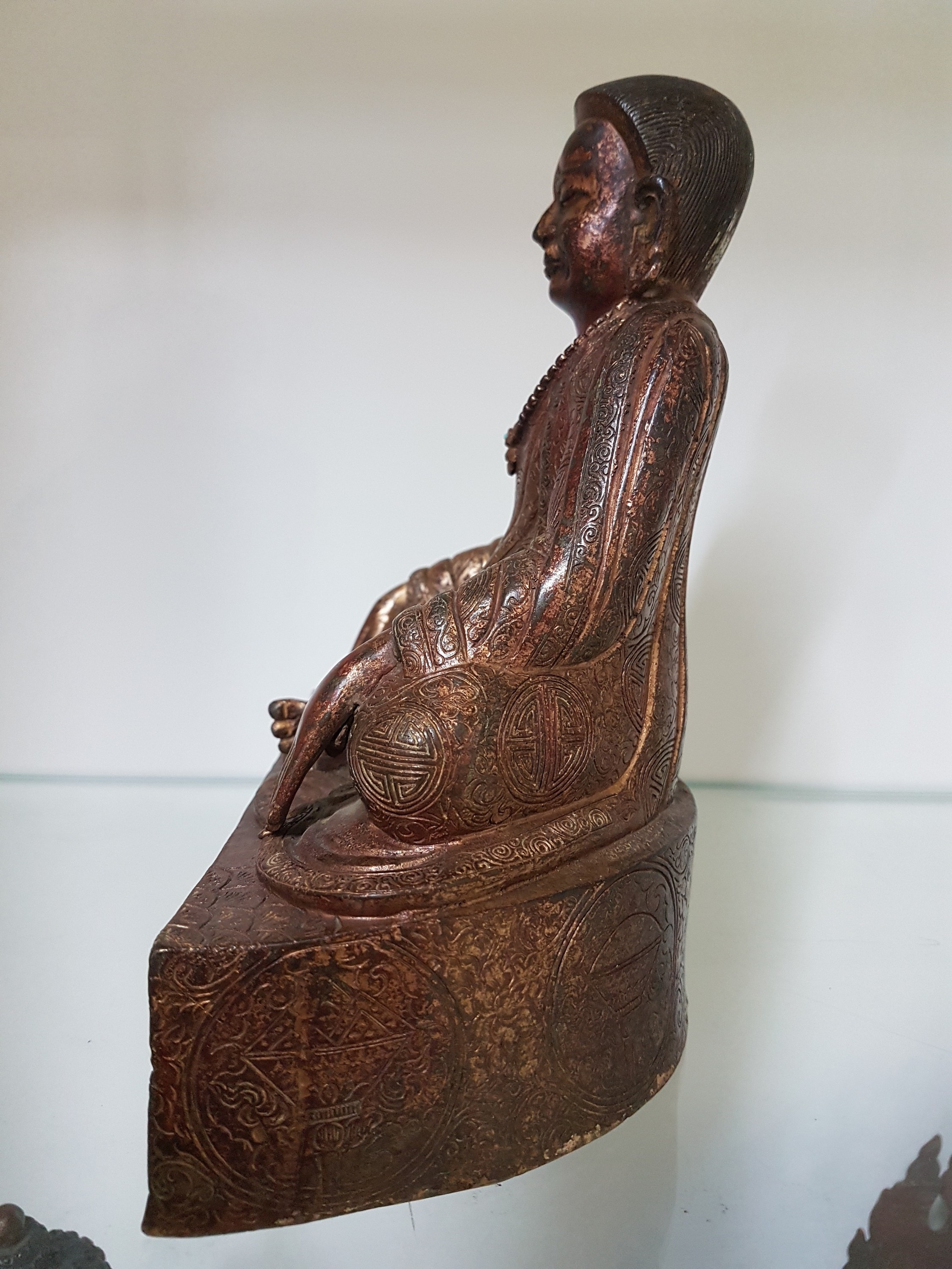 Detail d: Bronzefigur eines Lamas, Tibet, 19. Jh., Bronze, reich verziertes Gewand, orig. Vergoldung altersbedingt berieben, ca. 18.5 x 16.5 x 9.7 cm