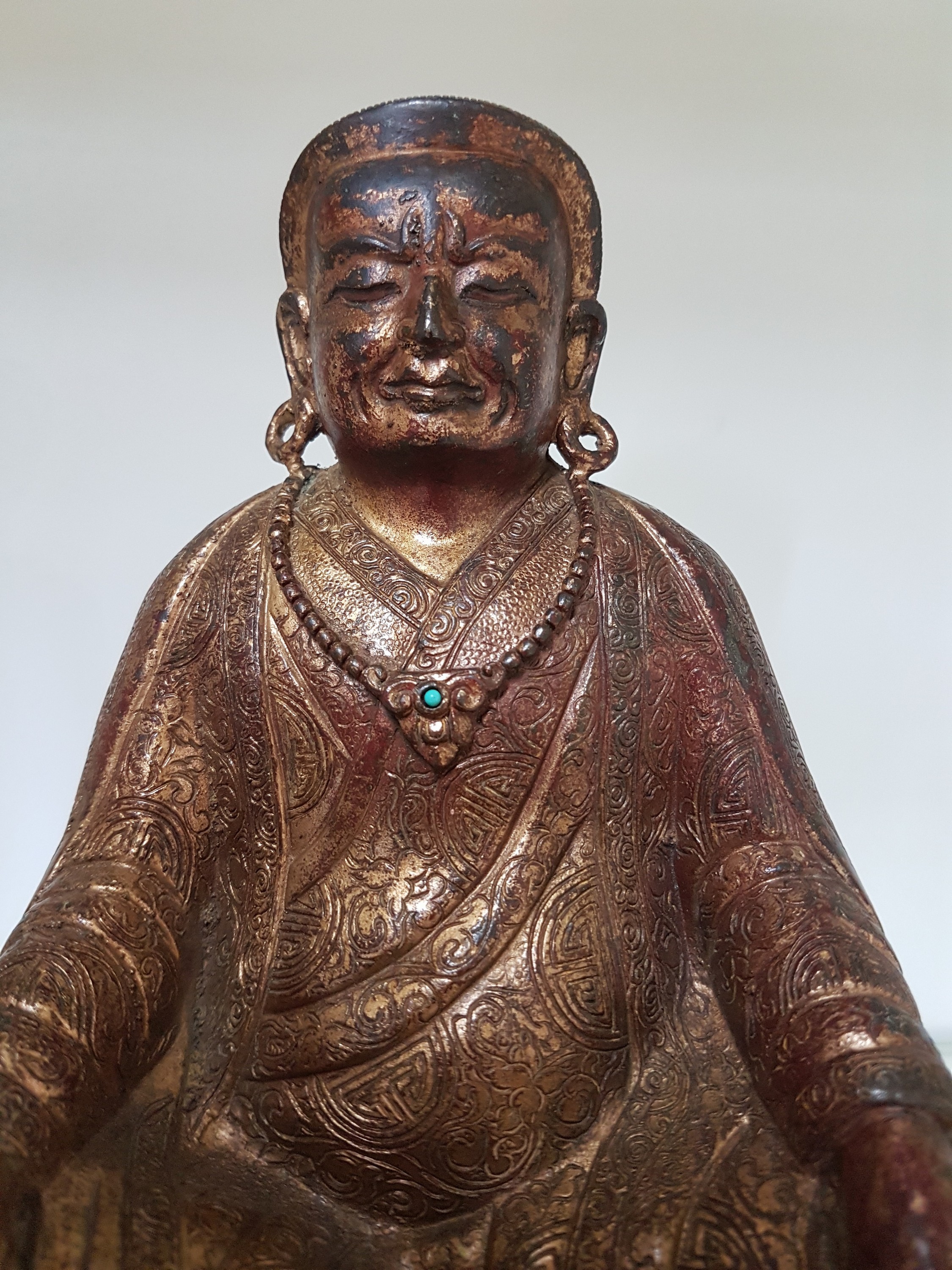 Detail e: Bronzefigur eines Lamas, Tibet, 19. Jh., Bronze, reich verziertes Gewand, orig. Vergoldung altersbedingt berieben, ca. 18.5 x 16.5 x 9.7 cm
