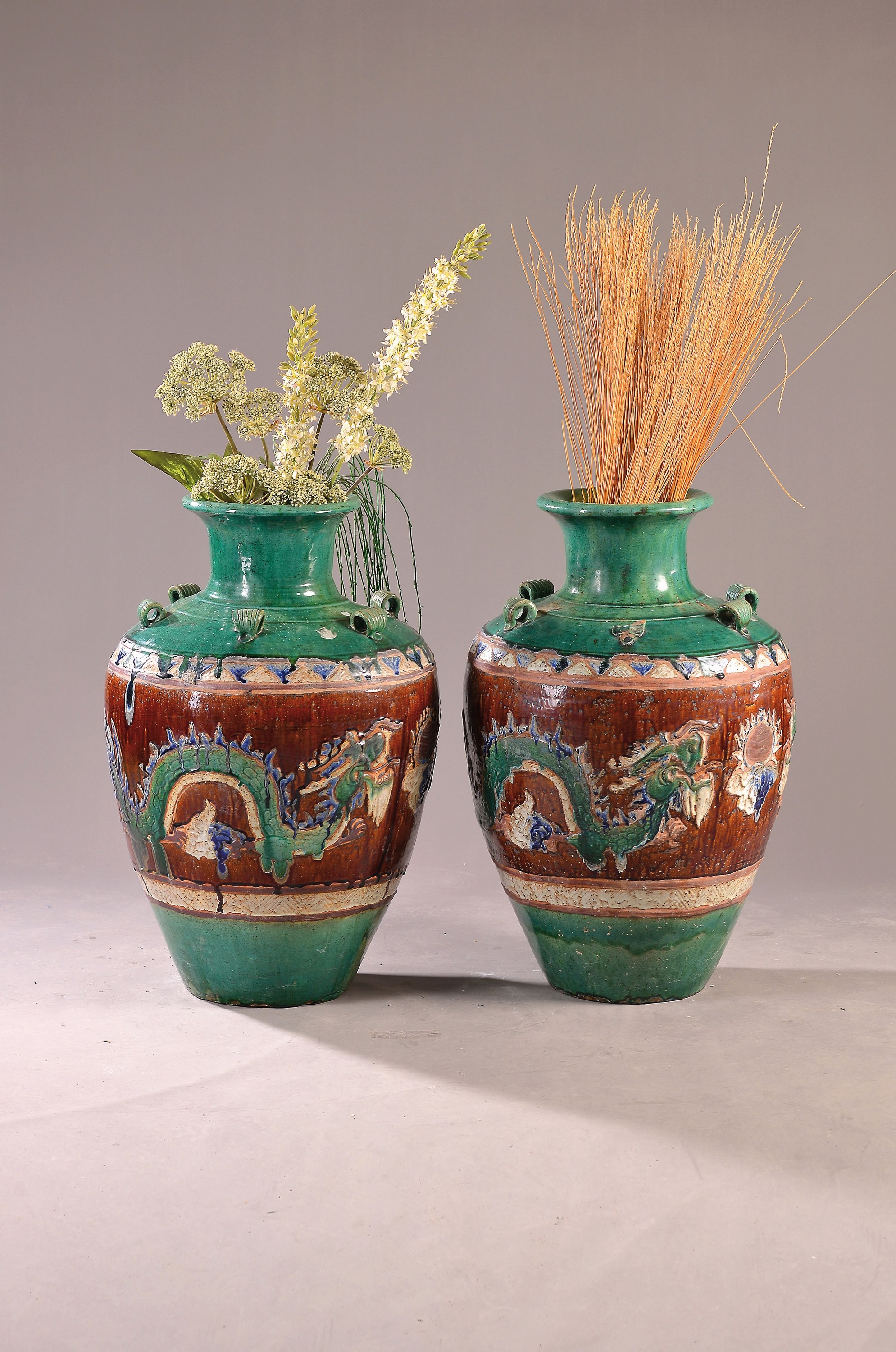 Paar große Bodenvasen, China, 20.Jh., grün glasiert, mit umlaufenden Drachen, eine Vase beschädigt, H. ca. 84 cm, D. 62 cm