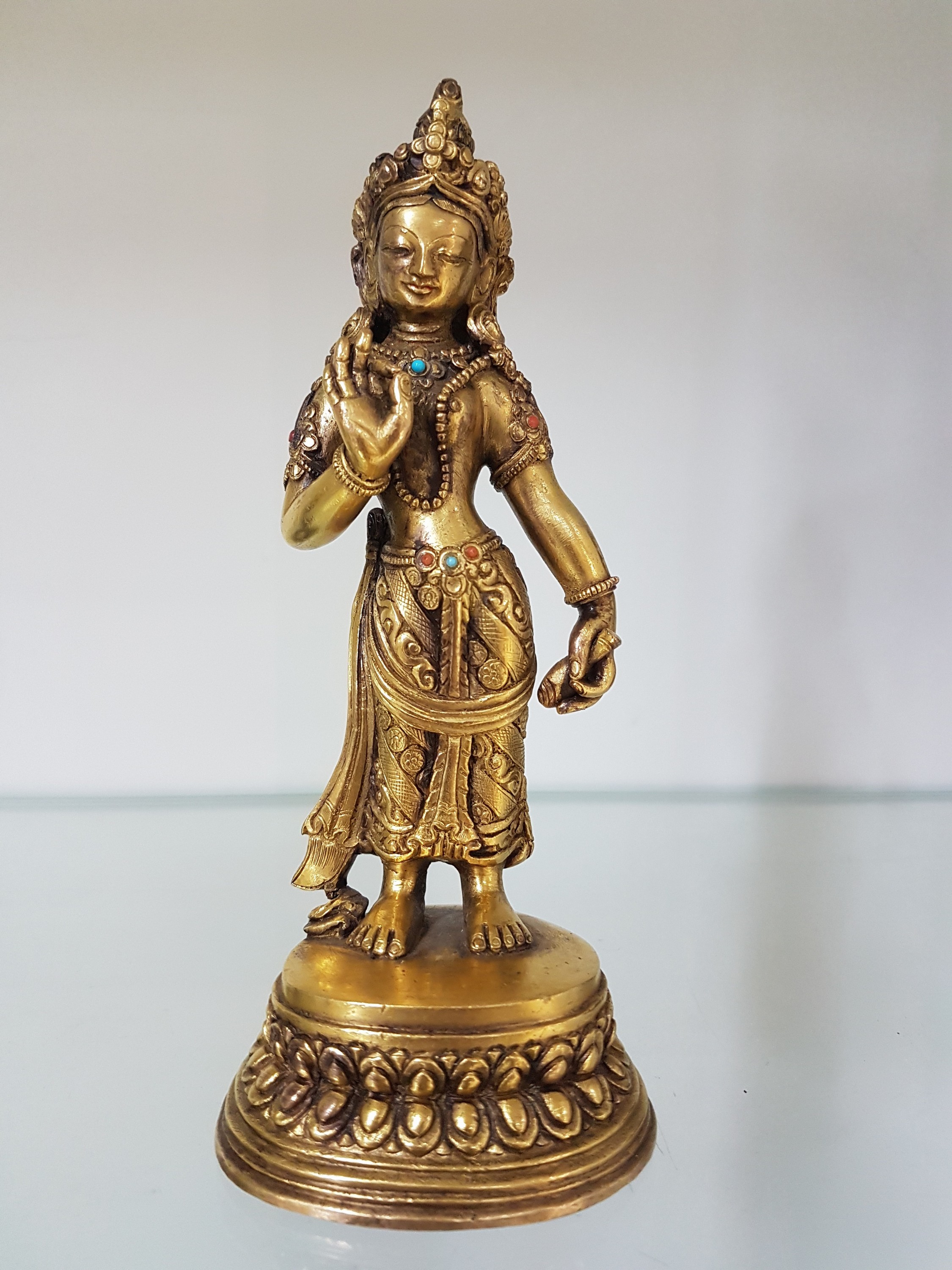Detail a: Padmapani, Tibet, 2. H. 19. Jh.,, Bronze, mit Türkis und Steinbesatz, feiner Guß, auf doppeltem Lotussockel, Haare dunkel staffiert, H. ca. 17 cm