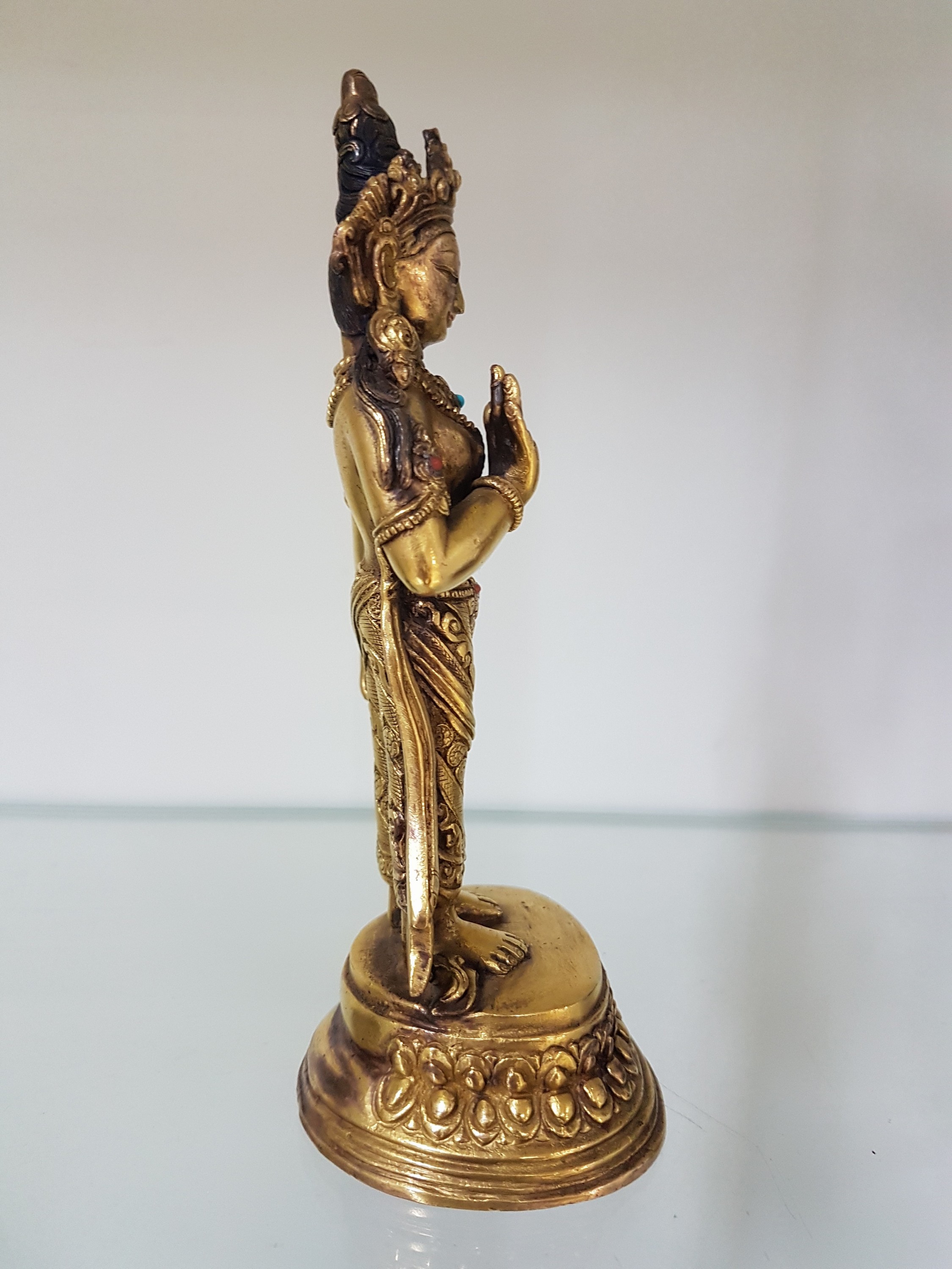 Detail b: Padmapani, Tibet, 2. H. 19. Jh.,, Bronze, mit Türkis und Steinbesatz, feiner Guß, auf doppeltem Lotussockel, Haare dunkel staffiert, H. ca. 17 cm