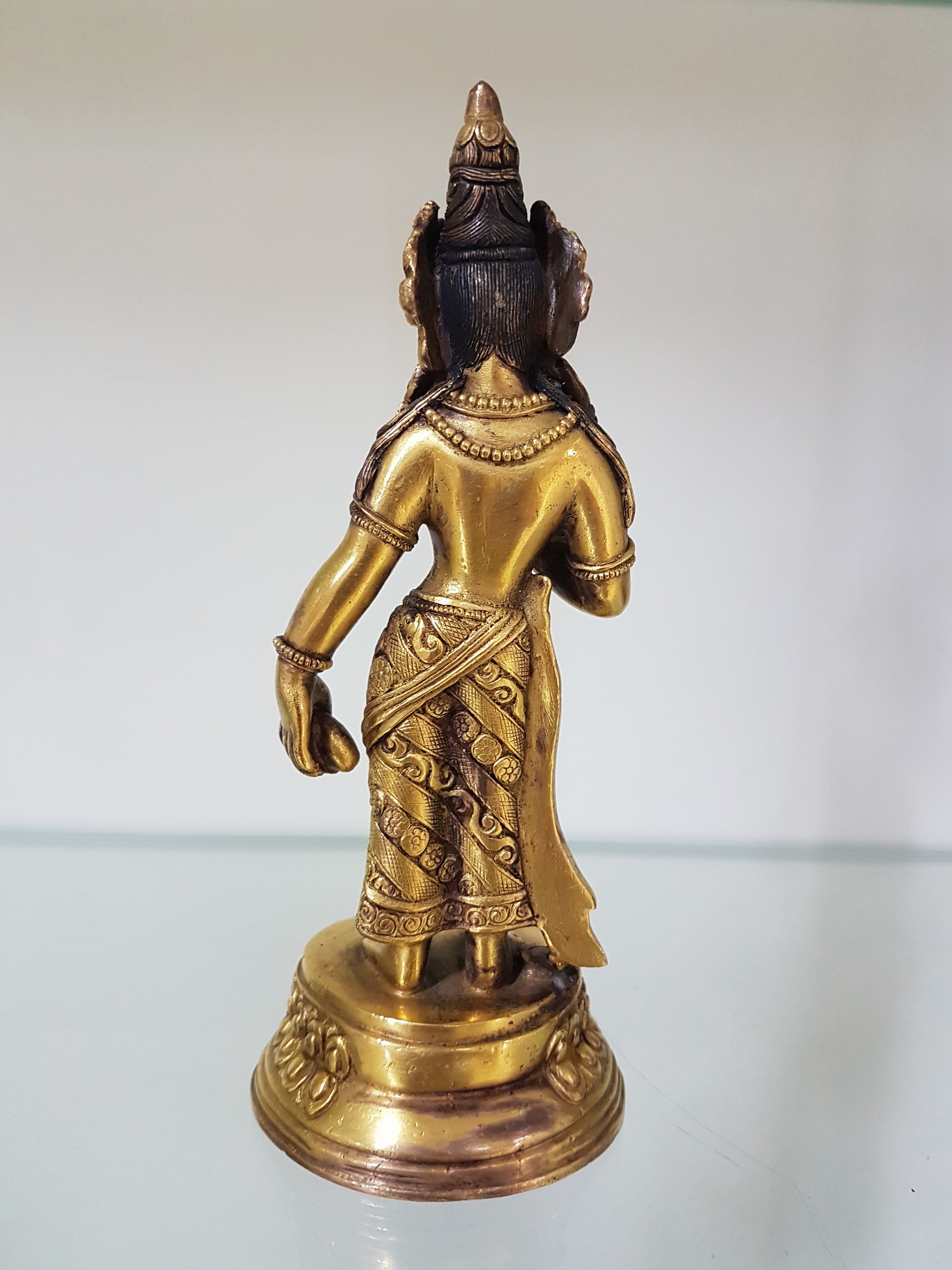 Detail c: Padmapani, Tibet, 2. H. 19. Jh.,, Bronze, mit Türkis und Steinbesatz, feiner Guß, auf doppeltem Lotussockel, Haare dunkel staffiert, H. ca. 17 cm