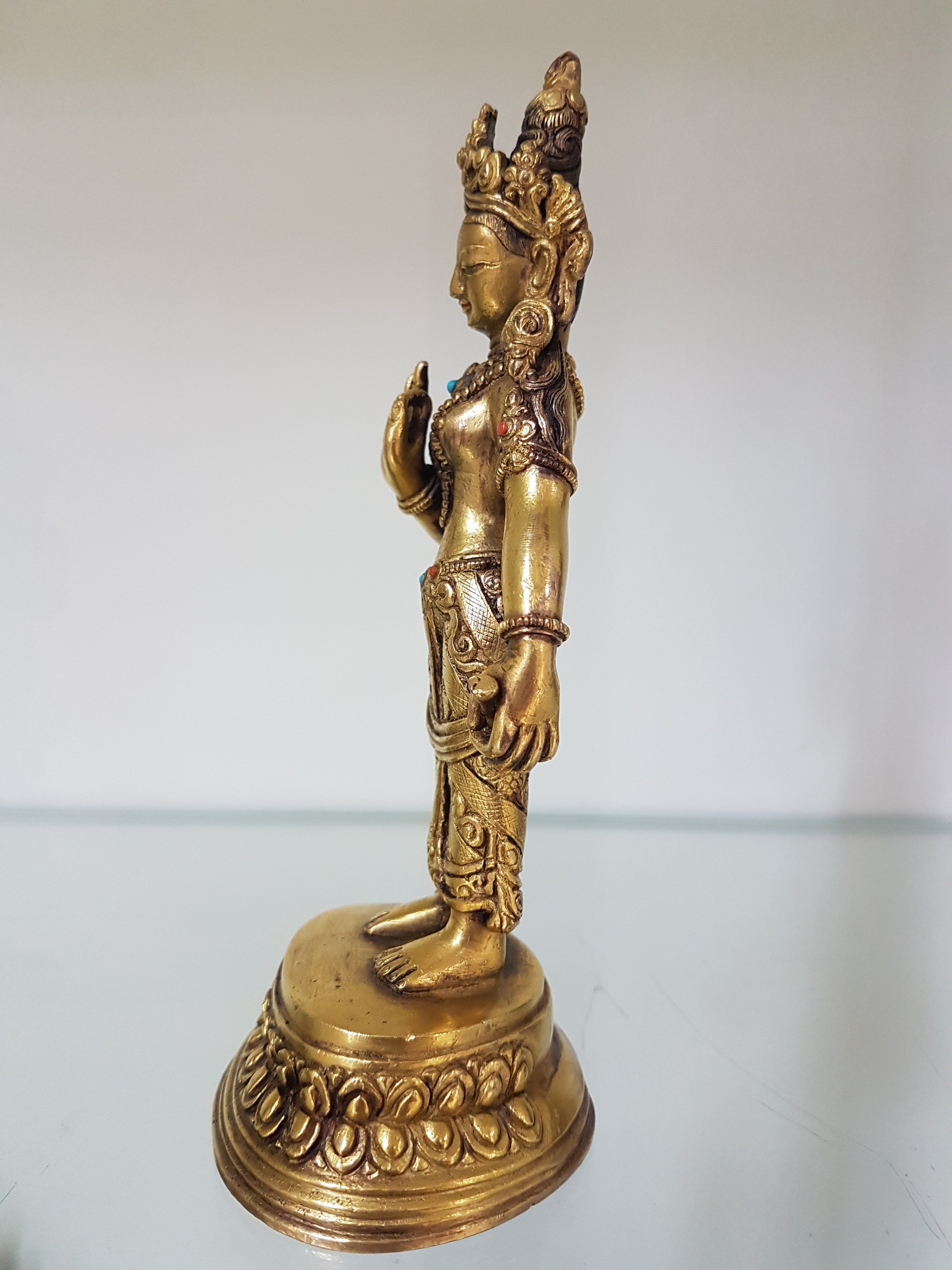 Detail d: Padmapani, Tibet, 2. H. 19. Jh.,, Bronze, mit Türkis und Steinbesatz, feiner Guß, auf doppeltem Lotussockel, Haare dunkel staffiert, H. ca. 17 cm