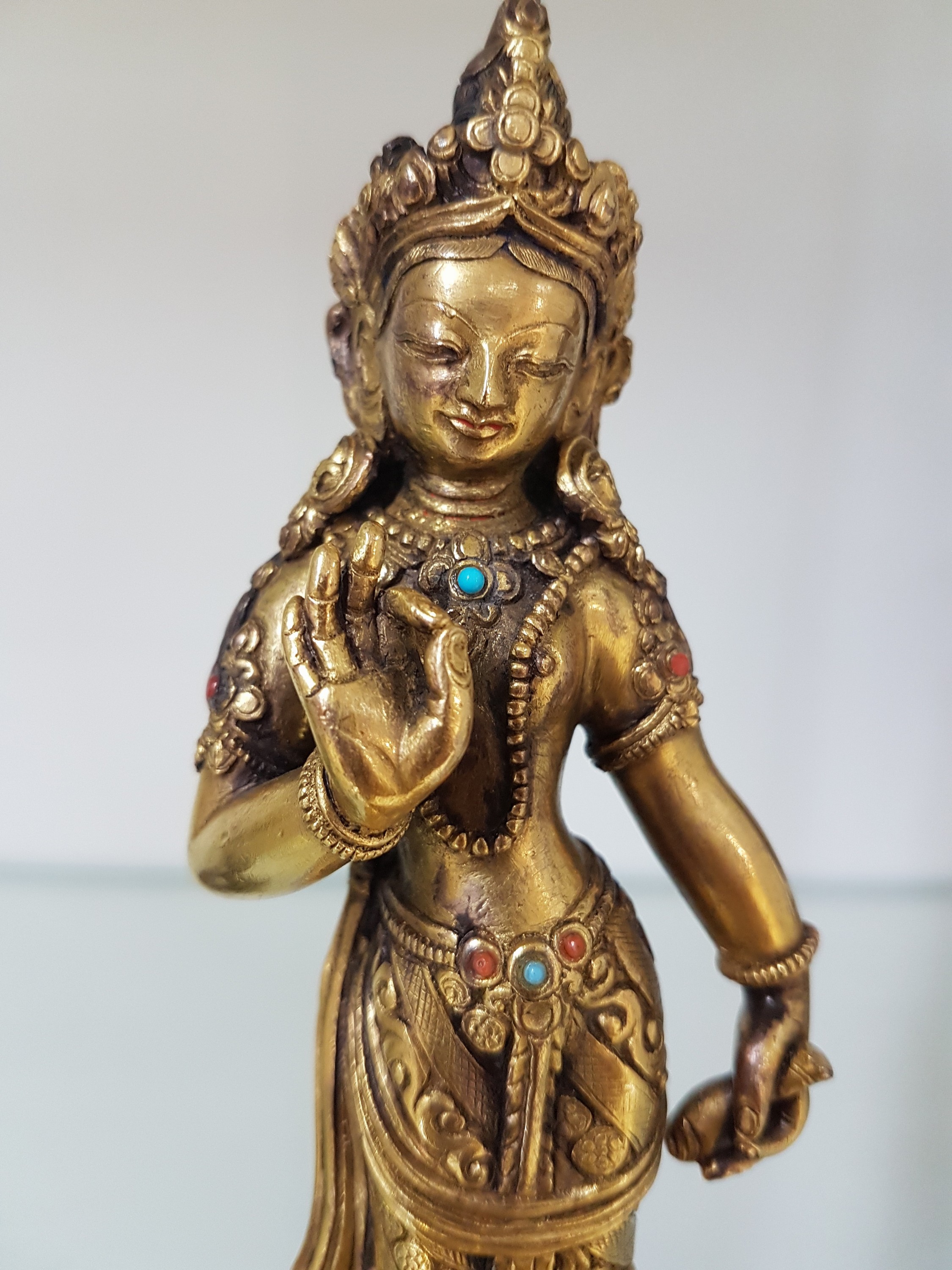 Detail e: Padmapani, Tibet, 2. H. 19. Jh.,, Bronze, mit Türkis und Steinbesatz, feiner Guß, auf doppeltem Lotussockel, Haare dunkel staffiert, H. ca. 17 cm