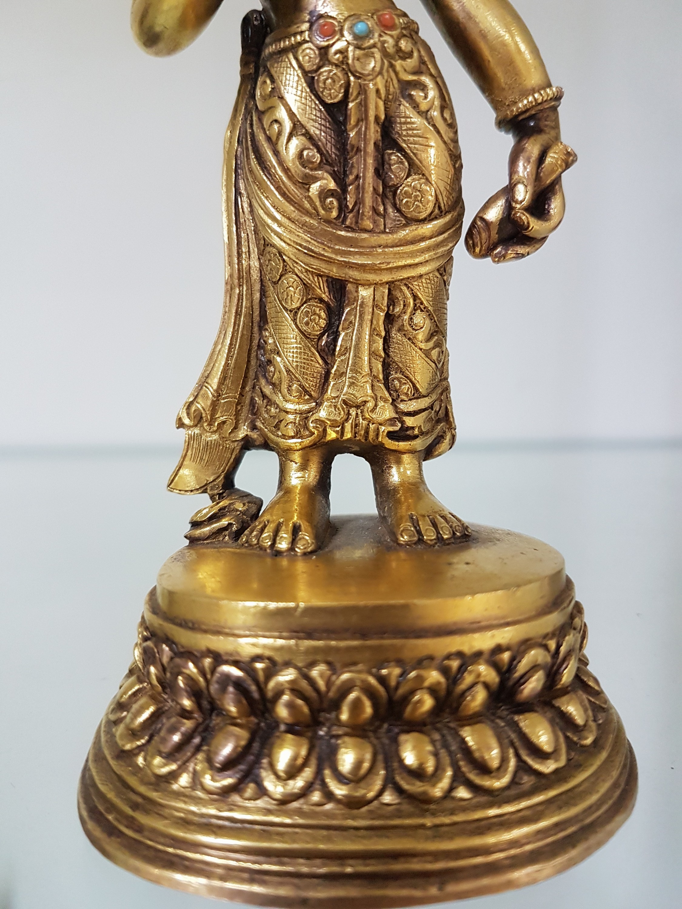 Detail f: Padmapani, Tibet, 2. H. 19. Jh.,, Bronze, mit Türkis und Steinbesatz, feiner Guß, auf doppeltem Lotussockel, Haare dunkel staffiert, H. ca. 17 cm