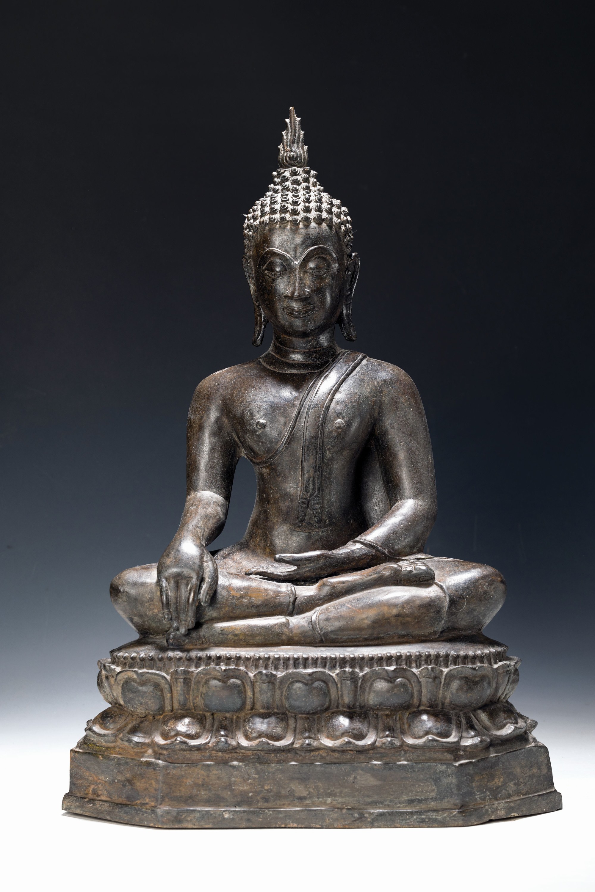 Großer Buddha, Shakyamuni, Thailand, 18. Jahrhundert, Bronze, auf doppeltem Lotussockel sitzend, Geste der Erdberührung, lange Ohren, aufwendige ...