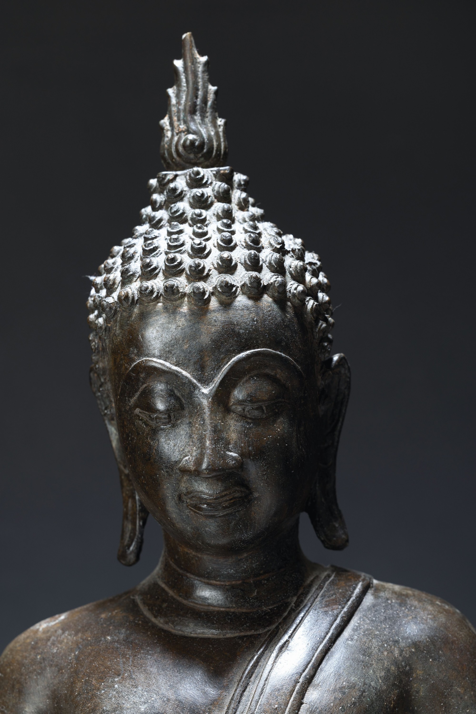 Detail a: Großer Buddha, Shakyamuni, Thailand, 18. Jahrhundert, Bronze, auf doppeltem Lotussockel sitzend, Geste der Erdberührung, lange Ohren, aufwendige ...