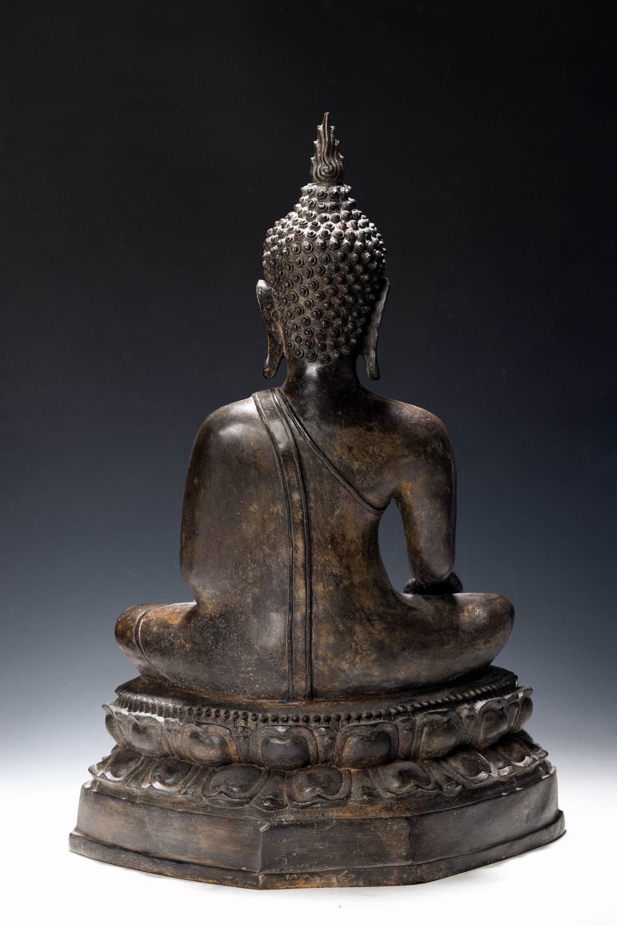 Detail b: Großer Buddha, Shakyamuni, Thailand, 18. Jahrhundert, Bronze, auf doppeltem Lotussockel sitzend, Geste der Erdberührung, lange Ohren, aufwendige ...
