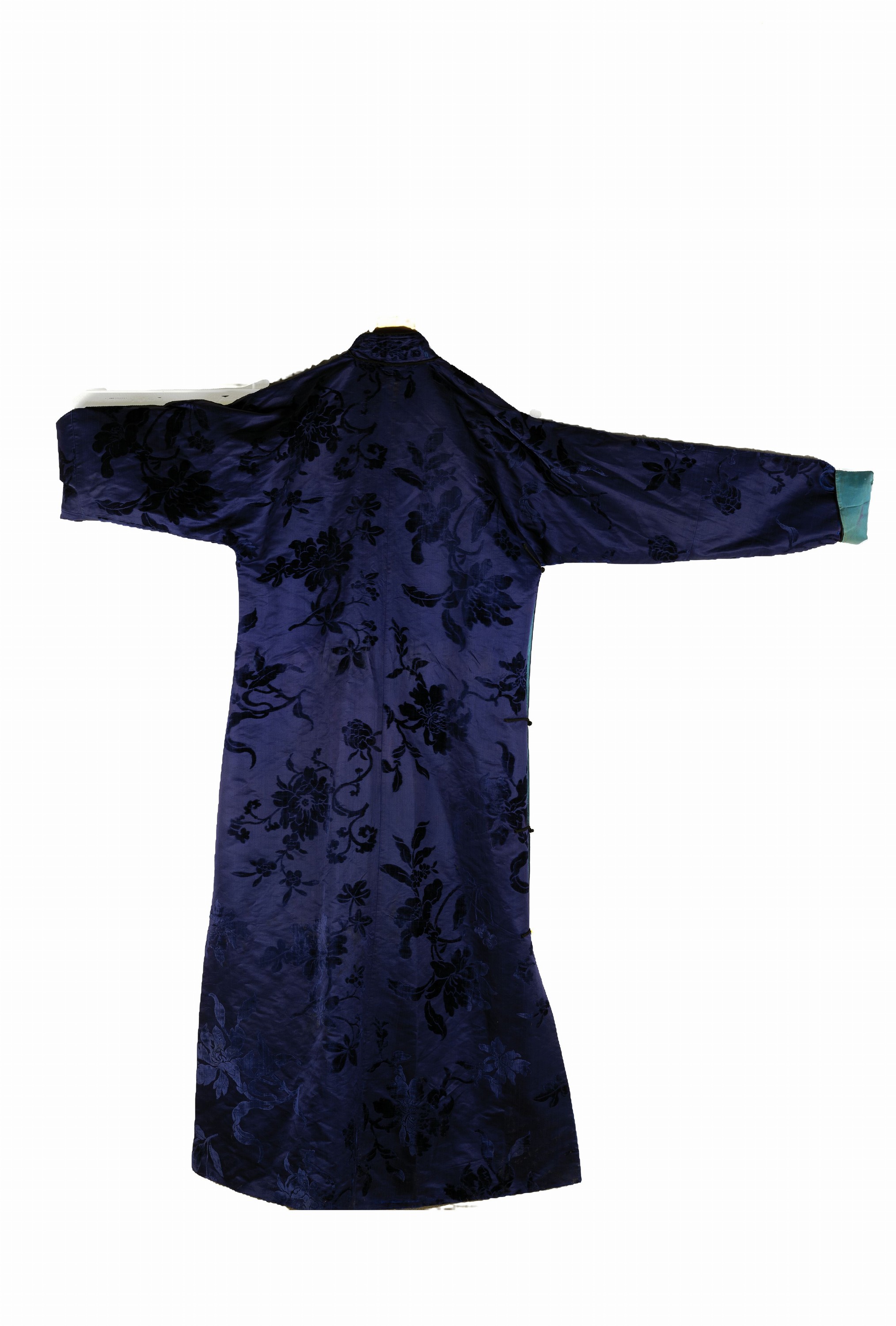 Detail a: Traditionelles chinesisches Gewand/Mantel, Qing-Dynastie, um 1900, Seide, royalblau außen mit erhabenem reliefartigem floralem Samtdekor, ...