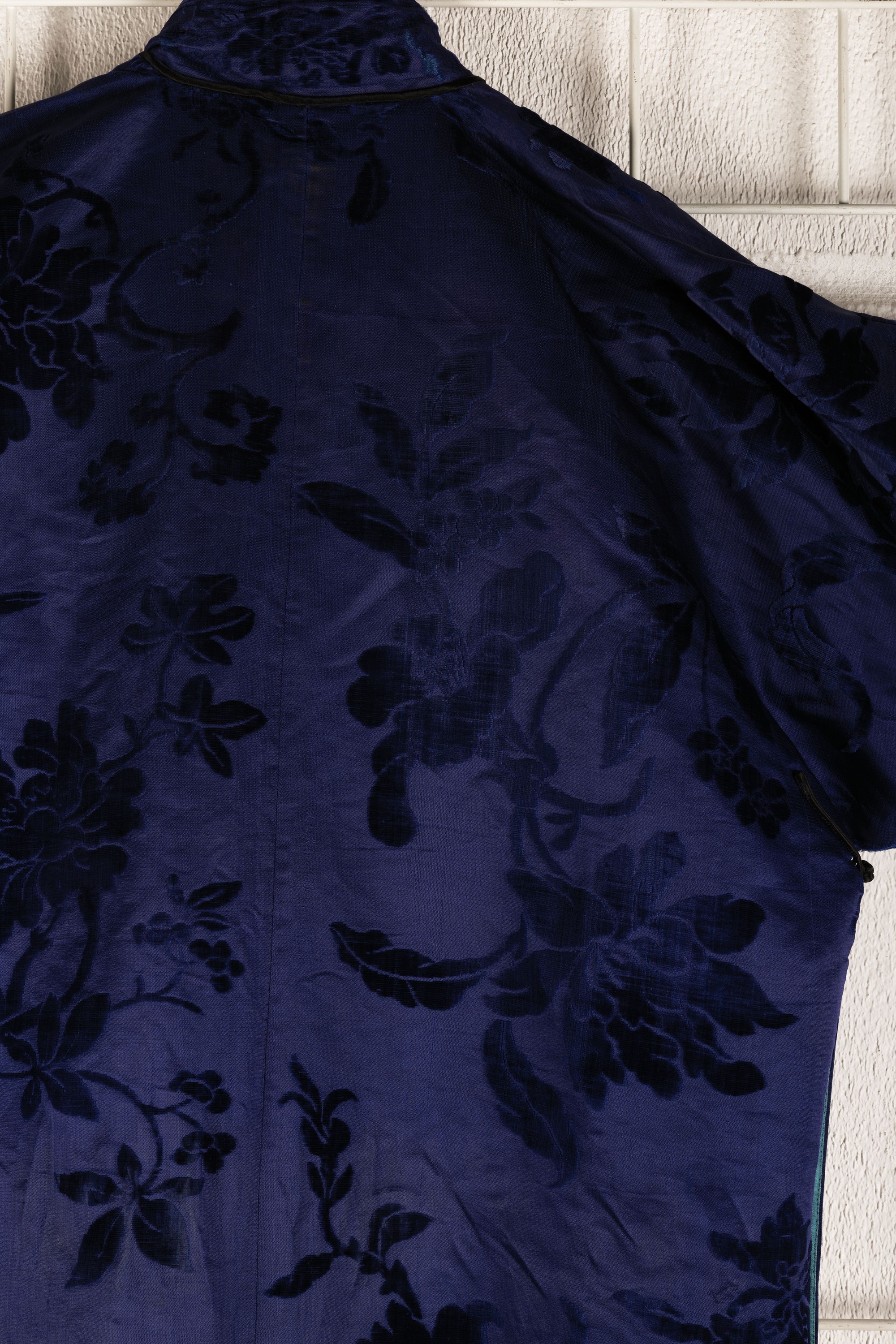 Detail b: Traditionelles chinesisches Gewand/Mantel, Qing-Dynastie, um 1900, Seide, royalblau außen mit erhabenem reliefartigem floralem Samtdekor, ...