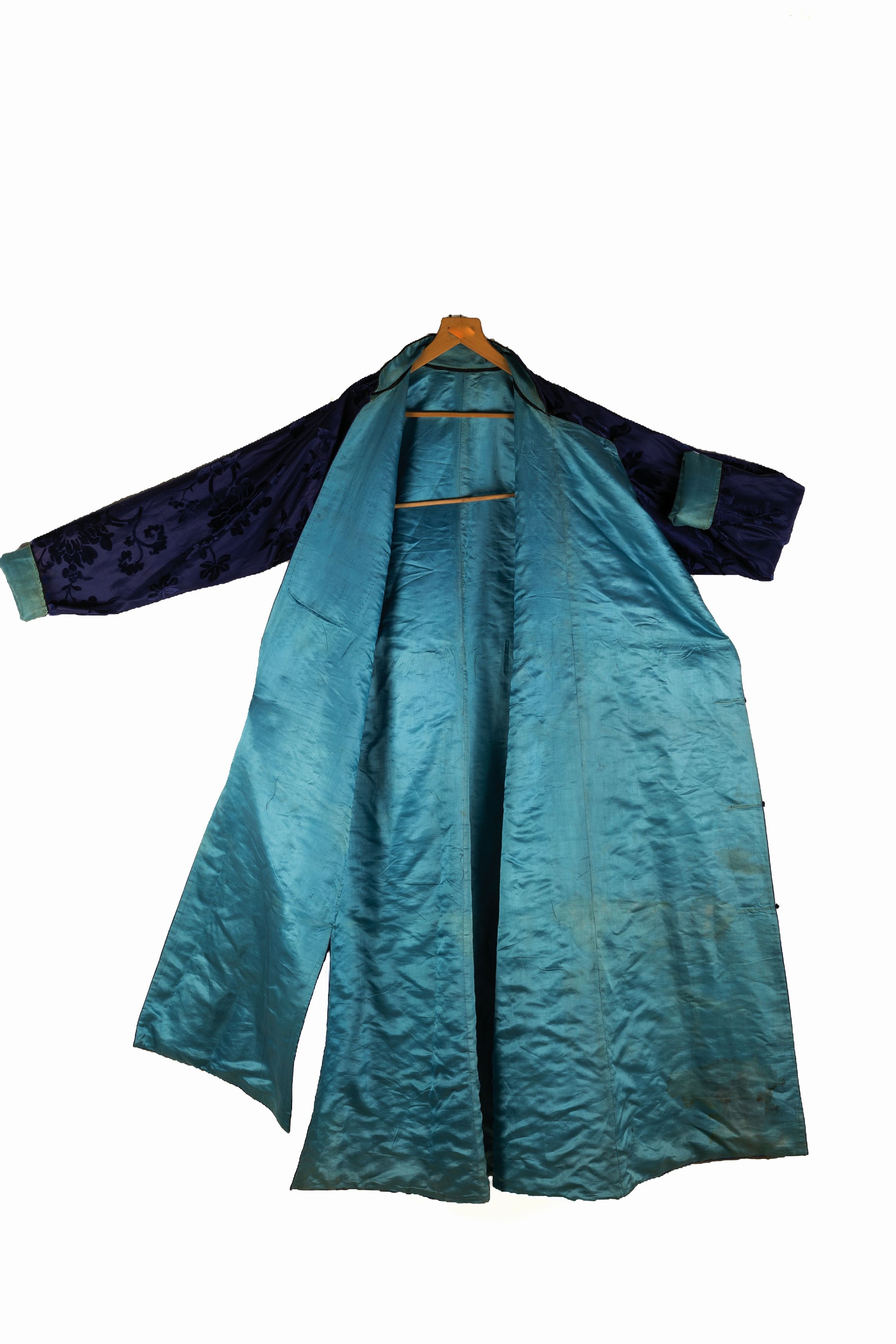 Detail c: Traditionelles chinesisches Gewand/Mantel, Qing-Dynastie, um 1900, Seide, royalblau außen mit erhabenem reliefartigem floralem Samtdekor, ...