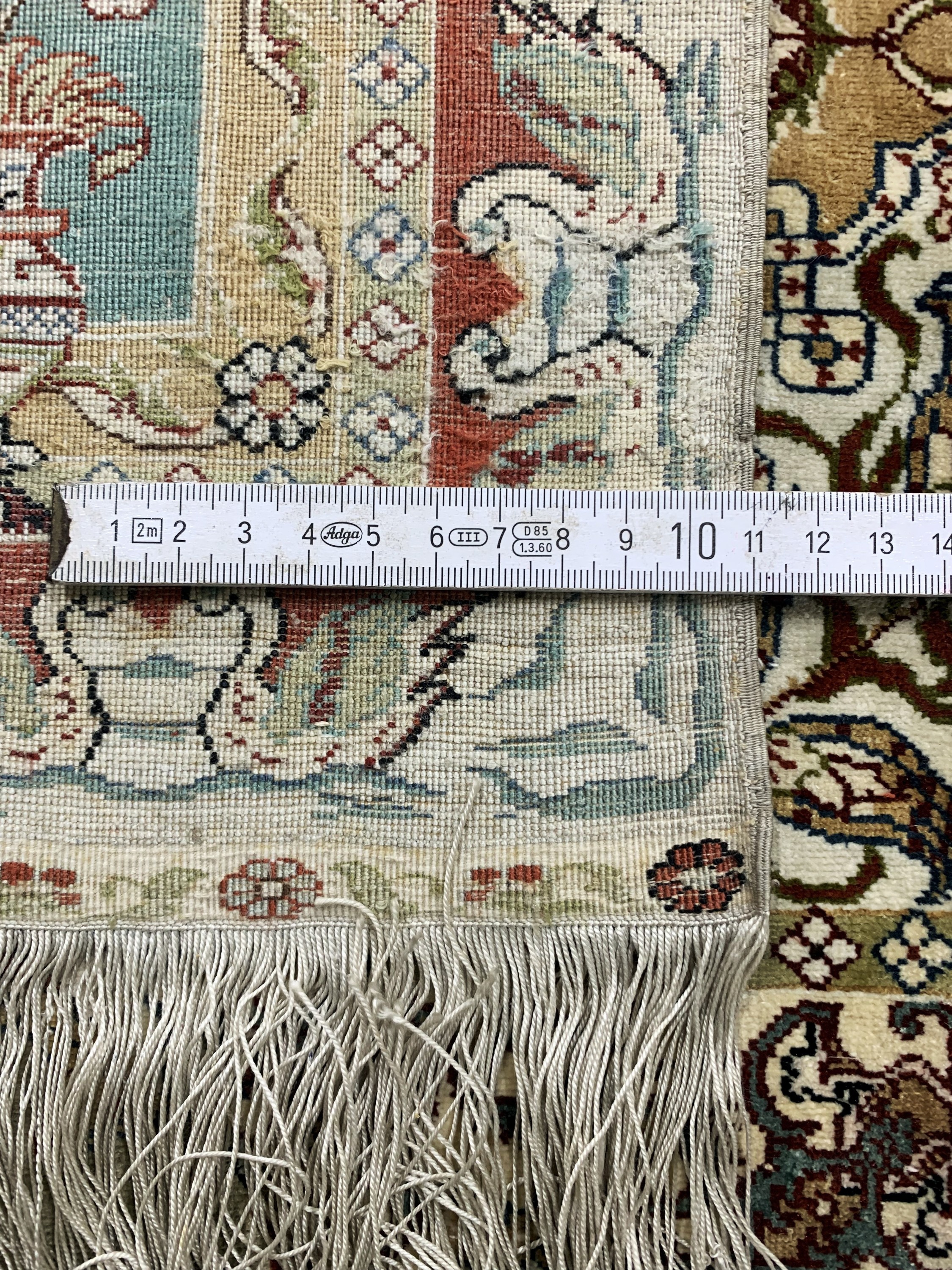 Detail e: Hereke fein, China, Ende 20.Jhd., reine Naturseide, ca. 184 x 81 cm, ca. 1,0 Mio. Kn/qm, EHZ: 1-2