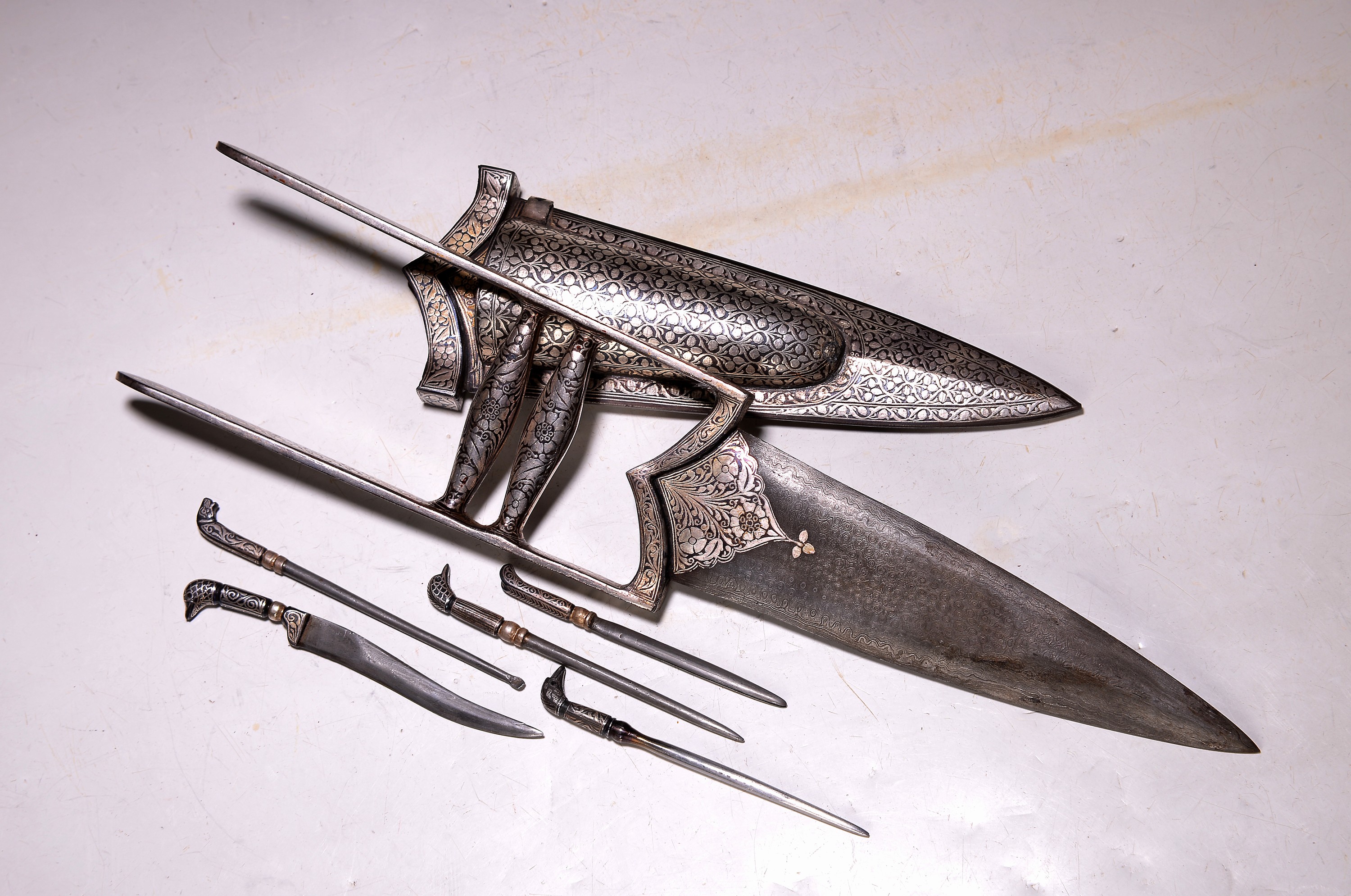 Katar/Tigerdolch, 19. Jahrhundert, mit orig. Scheide und 5 Beimessern bzw. Besteck, Damaststahl, aufwendige Silbertauschierung auf Griff, Klinge und ...
