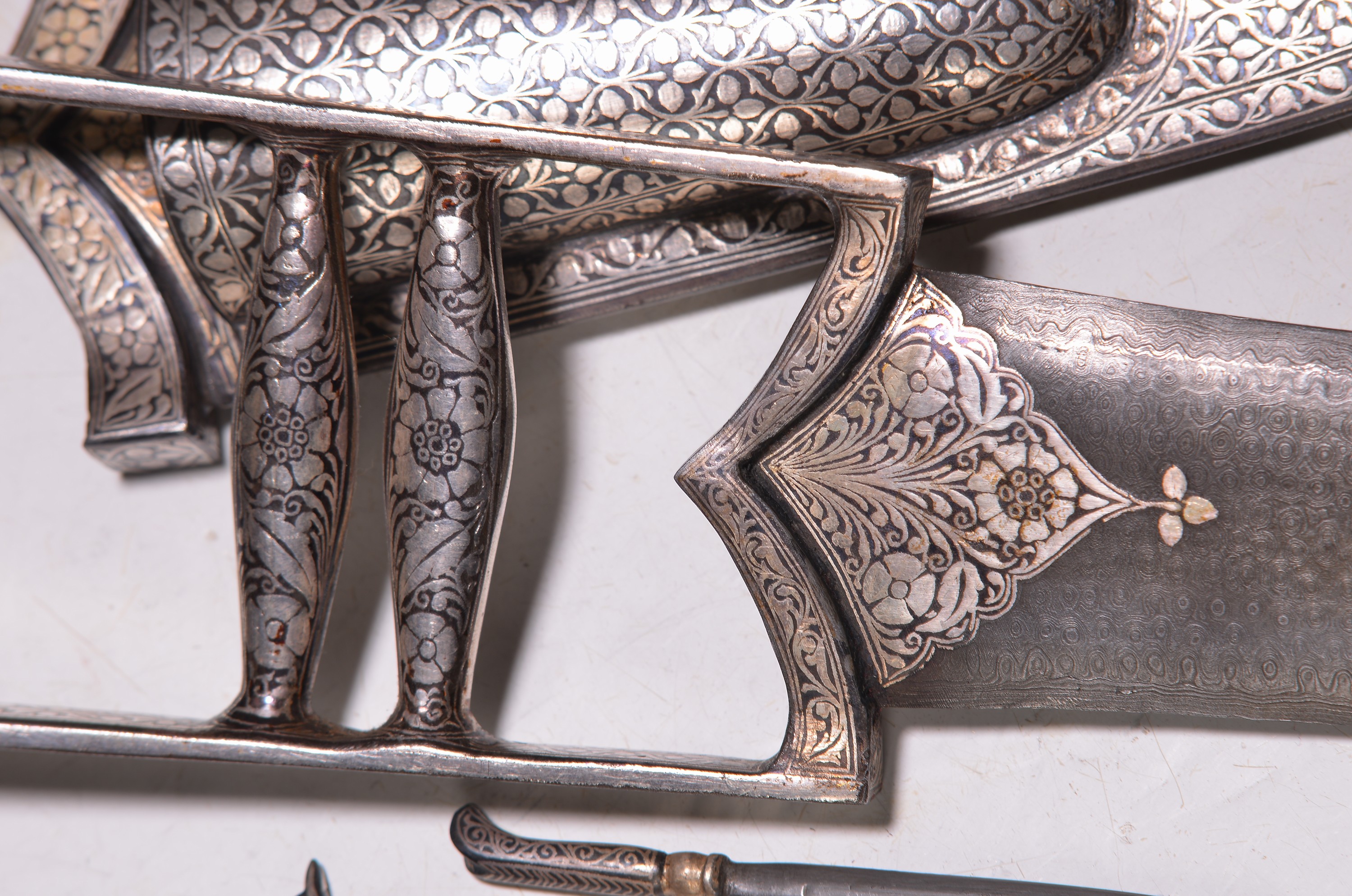 Detail a: Katar/Tigerdolch, 19. Jahrhundert, mit orig. Scheide und 5 Beimessern bzw. Besteck, Damaststahl, aufwendige Silbertauschierung auf Griff, Klinge und ...