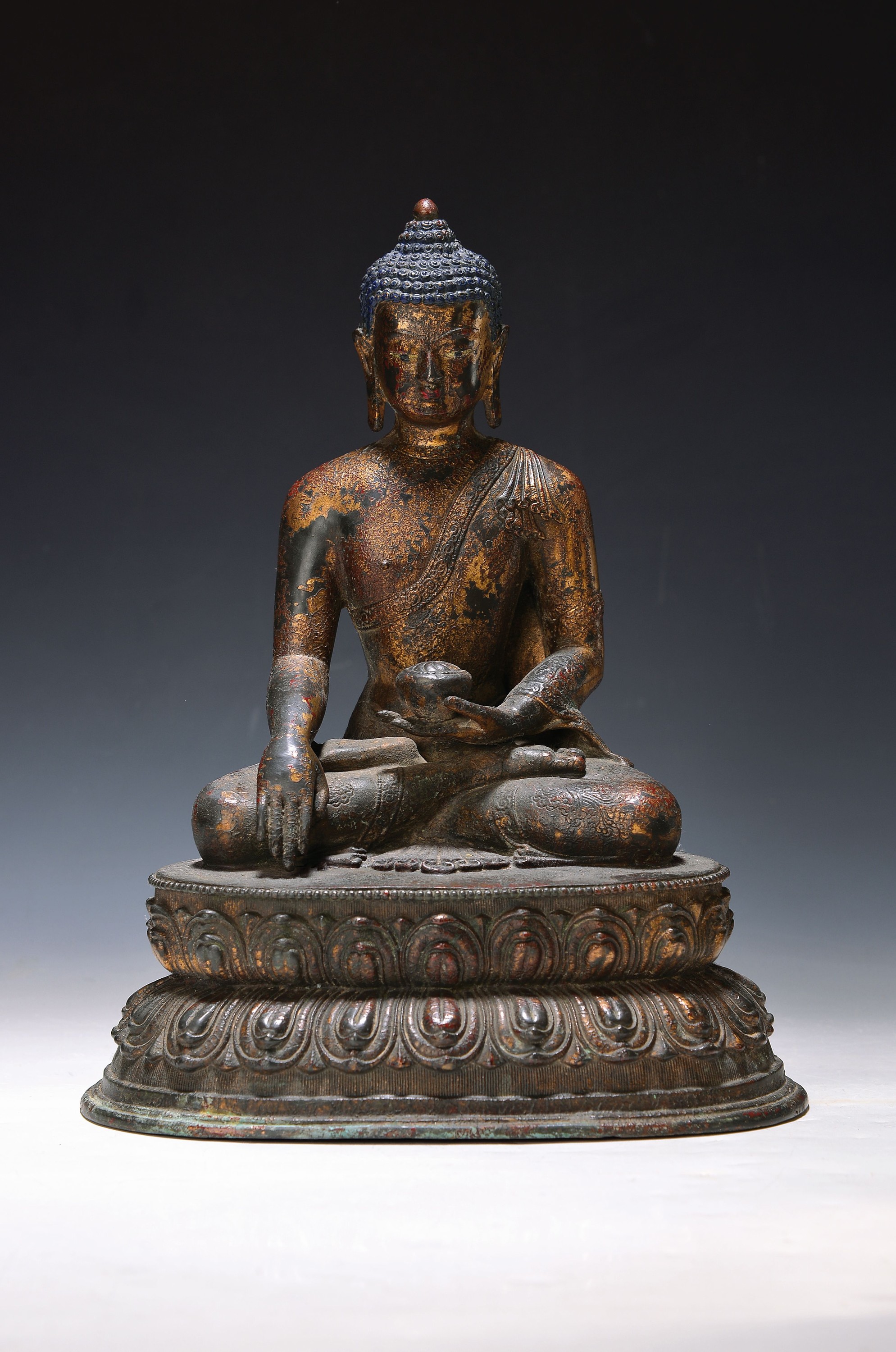 Buddha, Shakyamuni, Thailand, Bronze, mit Opferschale, auf doppeltem Lotussockel, Reste alter Fassung, H. ca. 30 cm
