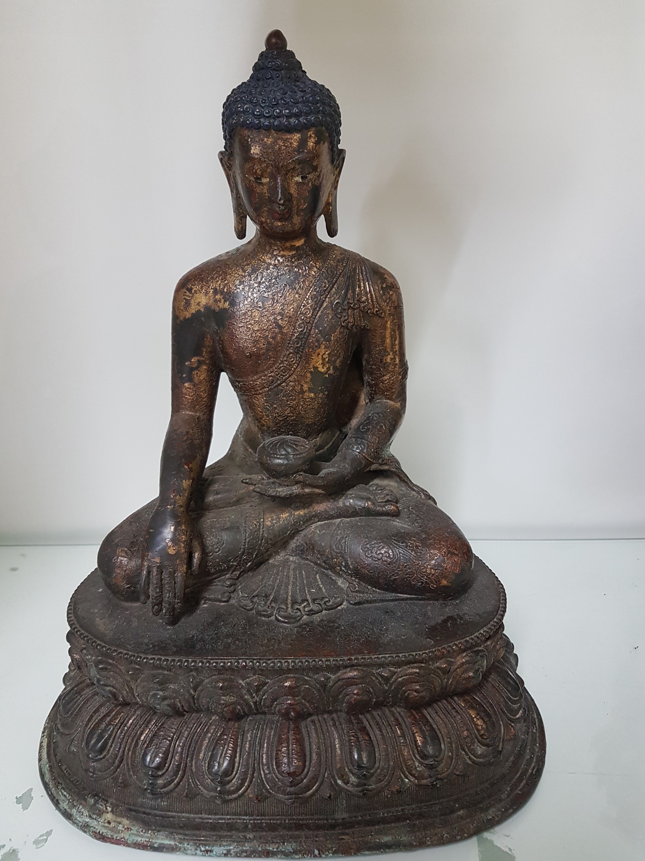 Detail a: Buddha, Shakyamuni, Thailand, Bronze, mit Opferschale, auf doppeltem Lotussockel, Reste alter Fassung, H. ca. 30 cm