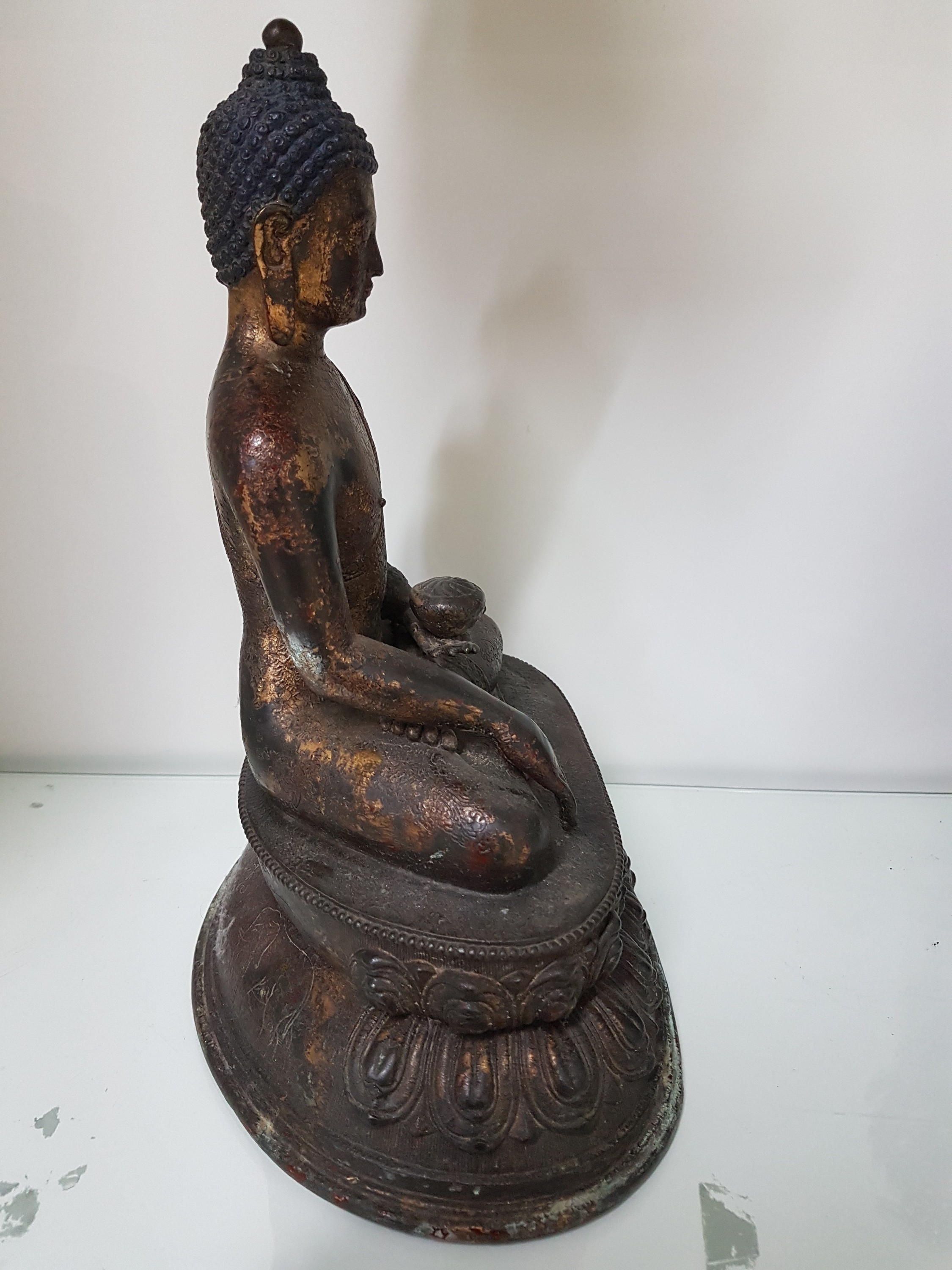 Detail b: Buddha, Shakyamuni, Thailand, Bronze, mit Opferschale, auf doppeltem Lotussockel, Reste alter Fassung, H. ca. 30 cm