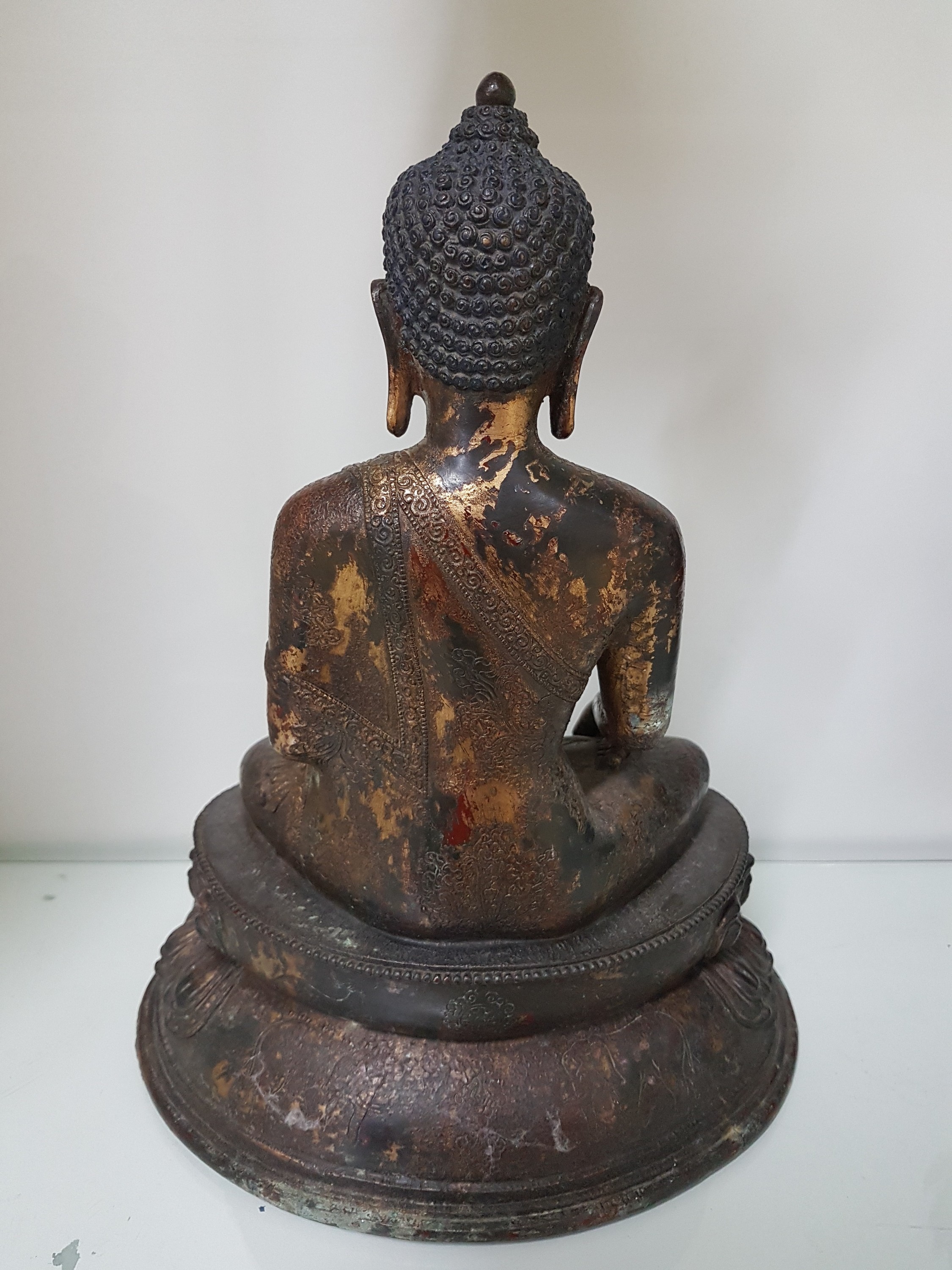 Detail c: Buddha, Shakyamuni, Thailand, Bronze, mit Opferschale, auf doppeltem Lotussockel, Reste alter Fassung, H. ca. 30 cm