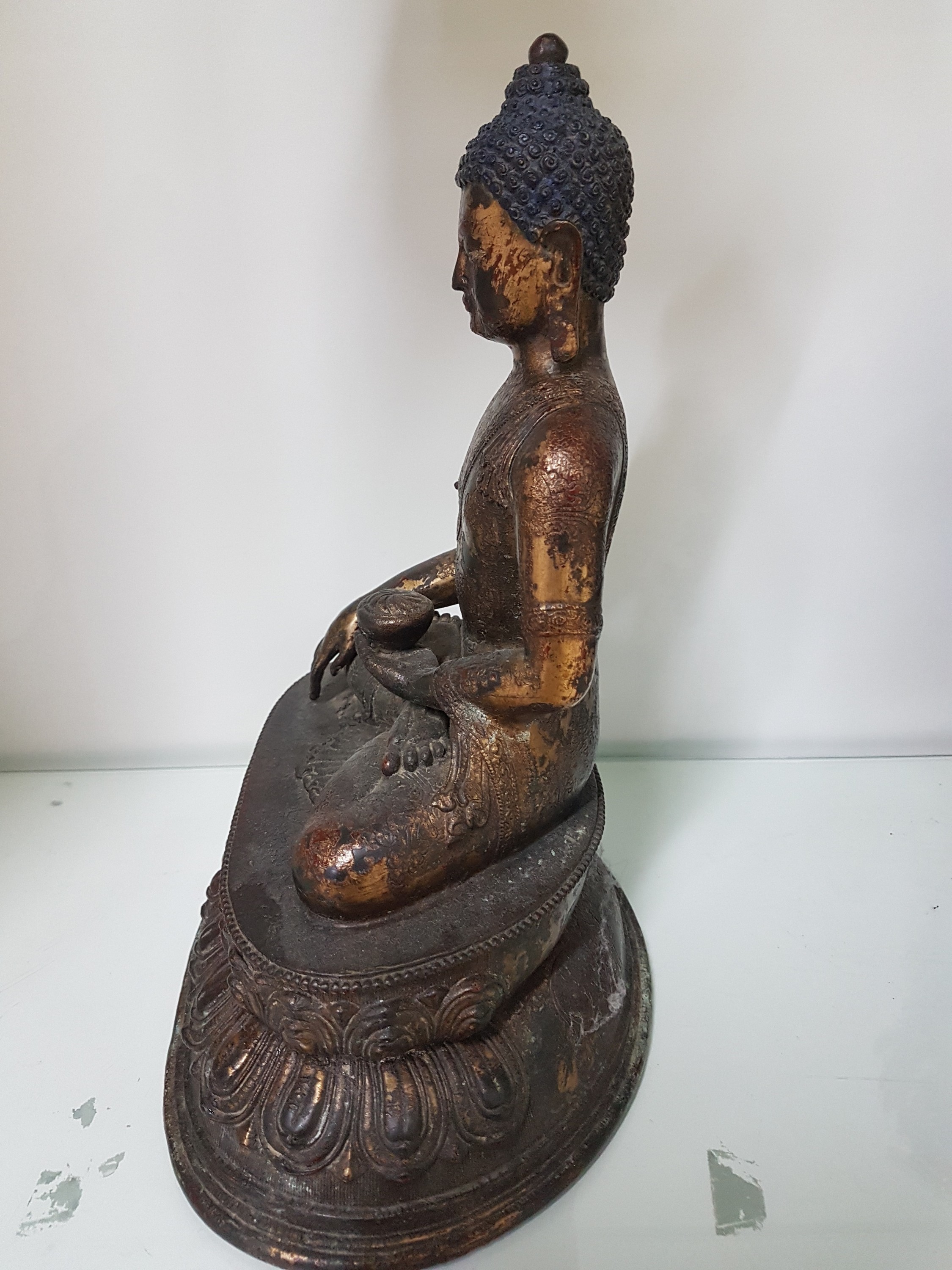 Detail d: Buddha, Shakyamuni, Thailand, Bronze, mit Opferschale, auf doppeltem Lotussockel, Reste alter Fassung, H. ca. 30 cm