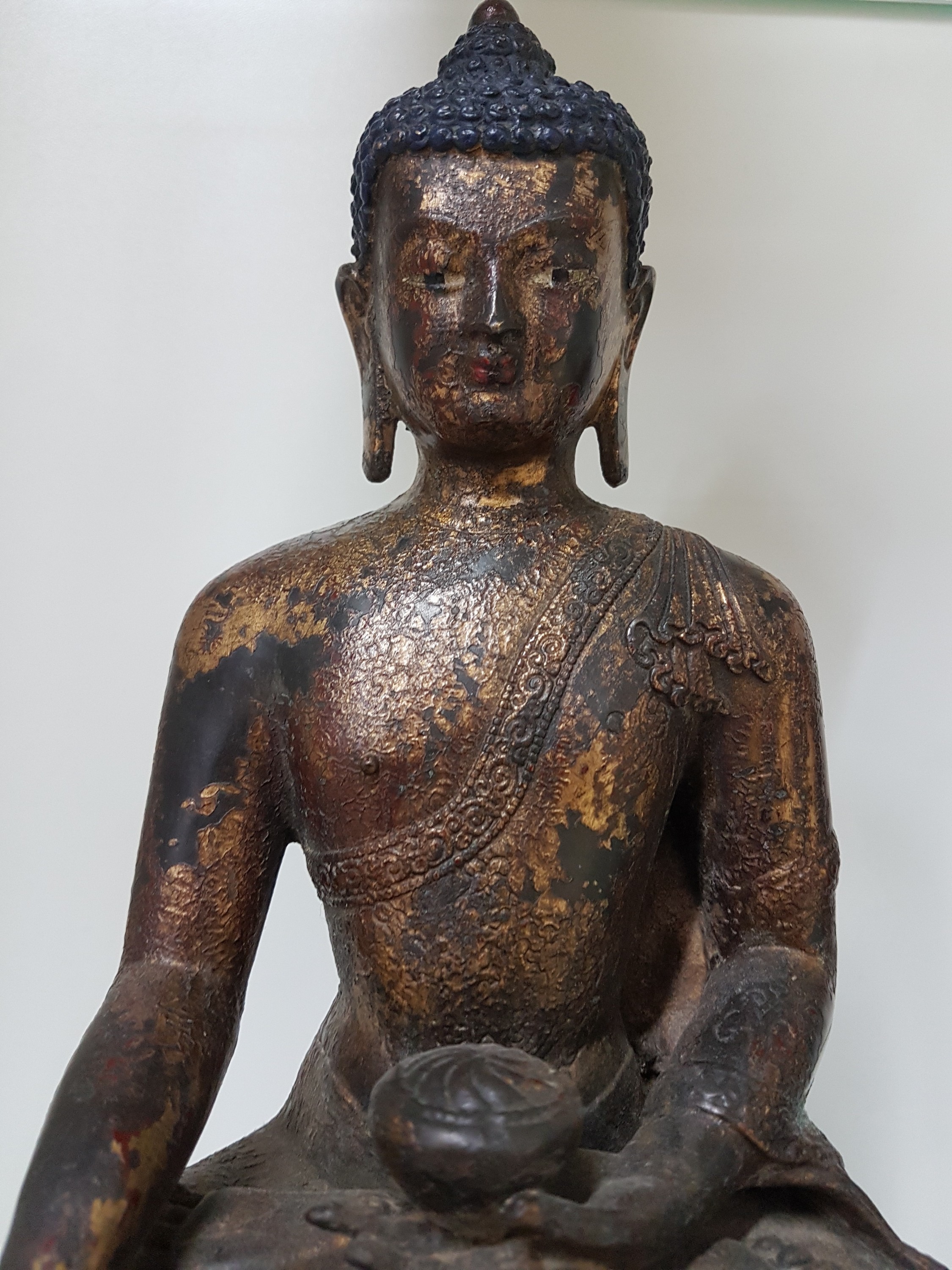 Detail e: Buddha, Shakyamuni, Thailand, Bronze, mit Opferschale, auf doppeltem Lotussockel, Reste alter Fassung, H. ca. 30 cm