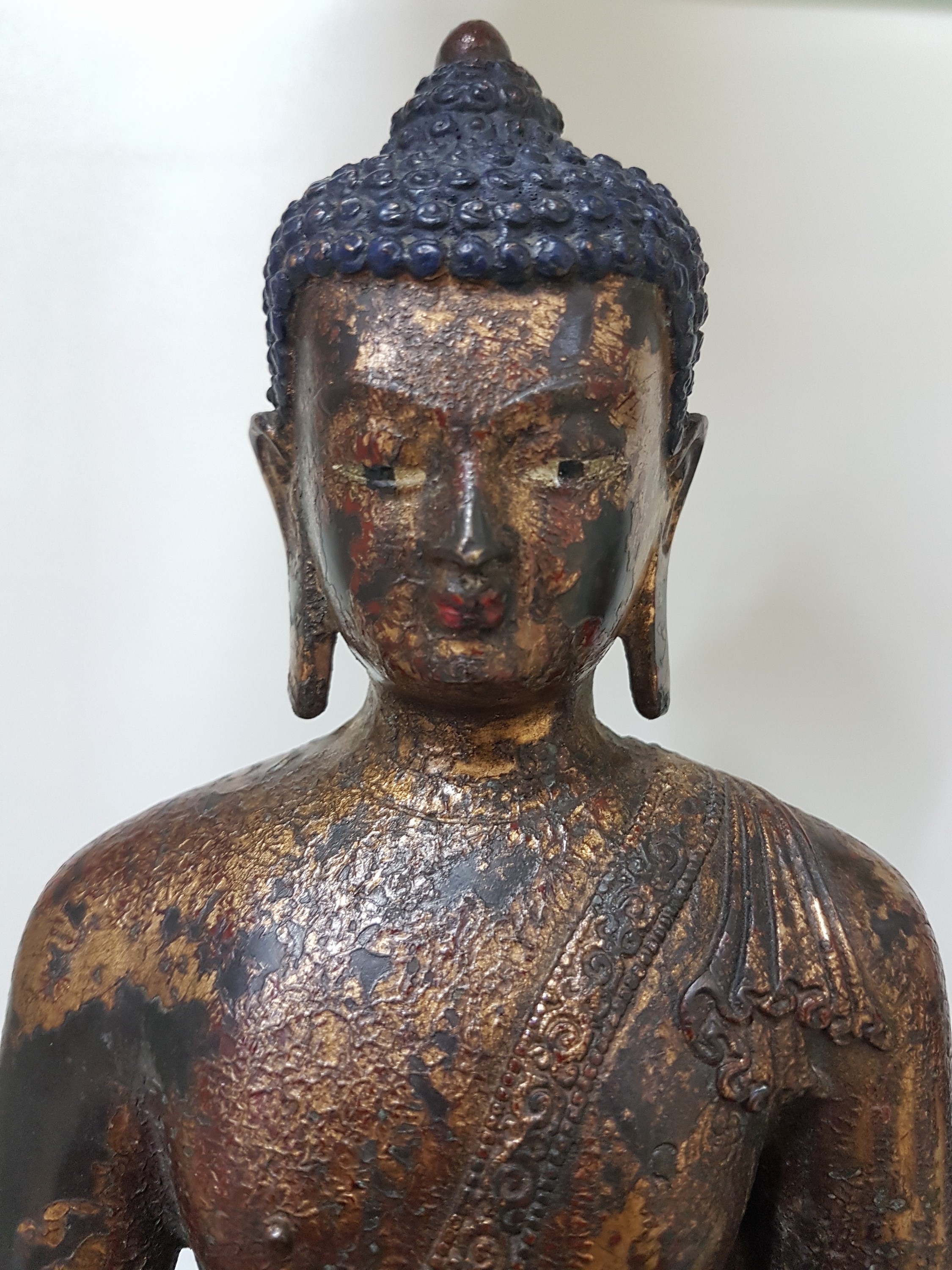 Detail f: Buddha, Shakyamuni, Thailand, Bronze, mit Opferschale, auf doppeltem Lotussockel, Reste alter Fassung, H. ca. 30 cm