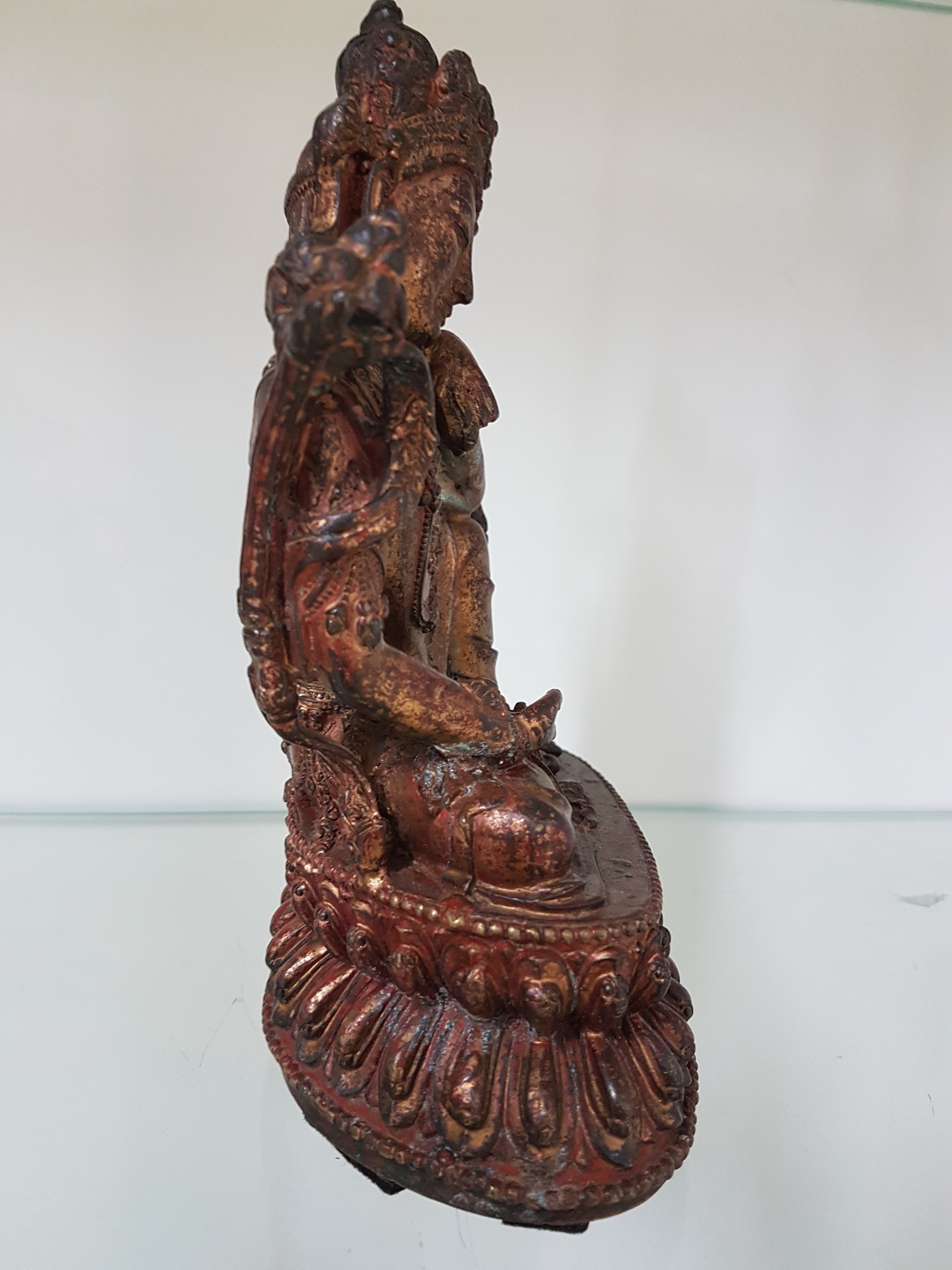 Detail b: Tara, Tibet, 20. Jh., Bronze, doppelter Lotussockel, H. 20cm
