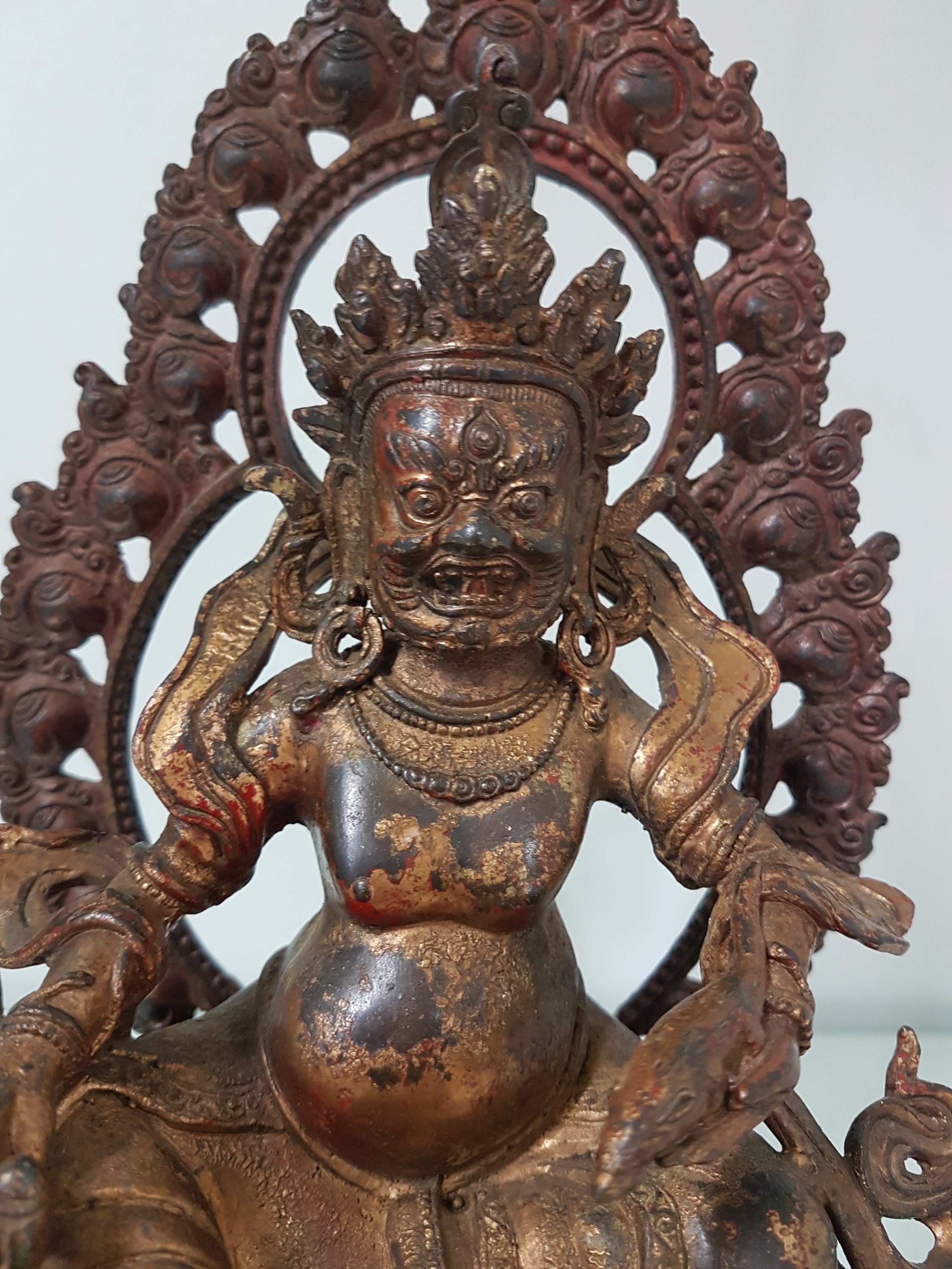 Detail b: Mahakala, Tibet, Anfang 20. Jh. Bronze, mit Resten von alter Vergoldung, H. 23 cm