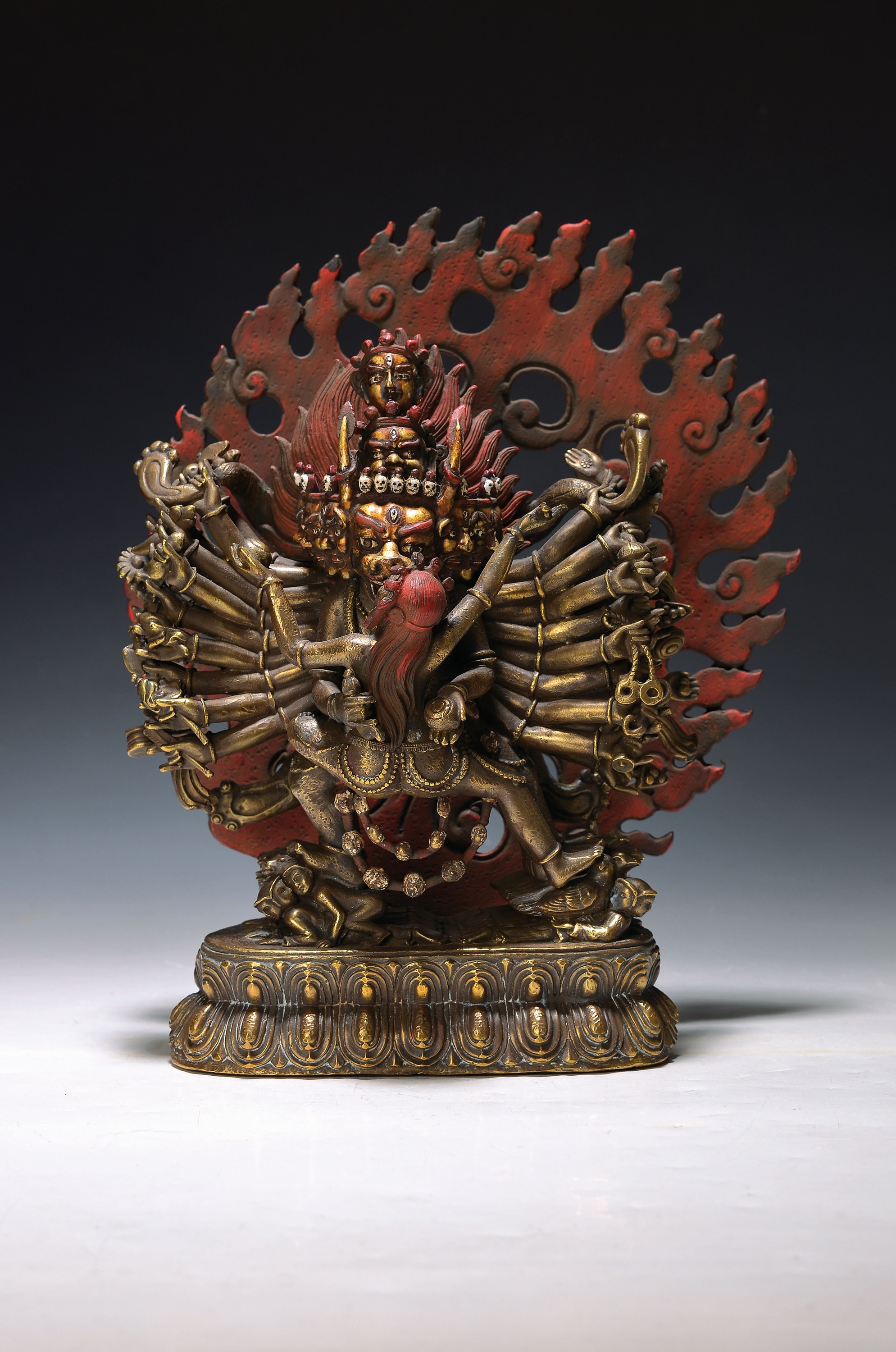 Dharmapala Yamantaka vereint mit Vajra-Vetali, Tibet, 19. Jh., Bronze, Yamantaka mit drei Köpfen, 34 Arme und 16 Beinen, mit Attributen in den ...
