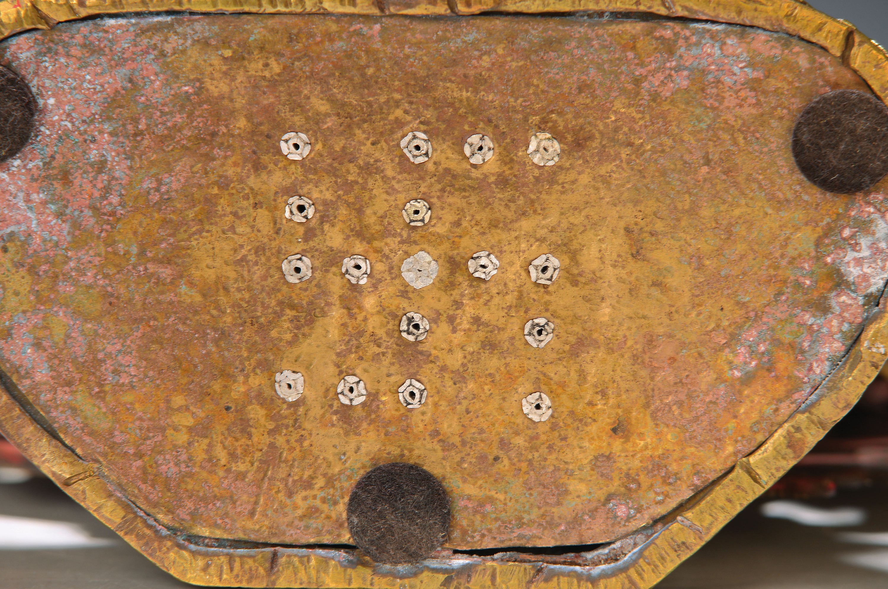 Detail a: Dharmapala Yamantaka vereint mit Vajra-Vetali, Tibet, 19. Jh., Bronze, Yamantaka mit drei Köpfen, 34 Arme und 16 Beinen, mit Attributen in den ...