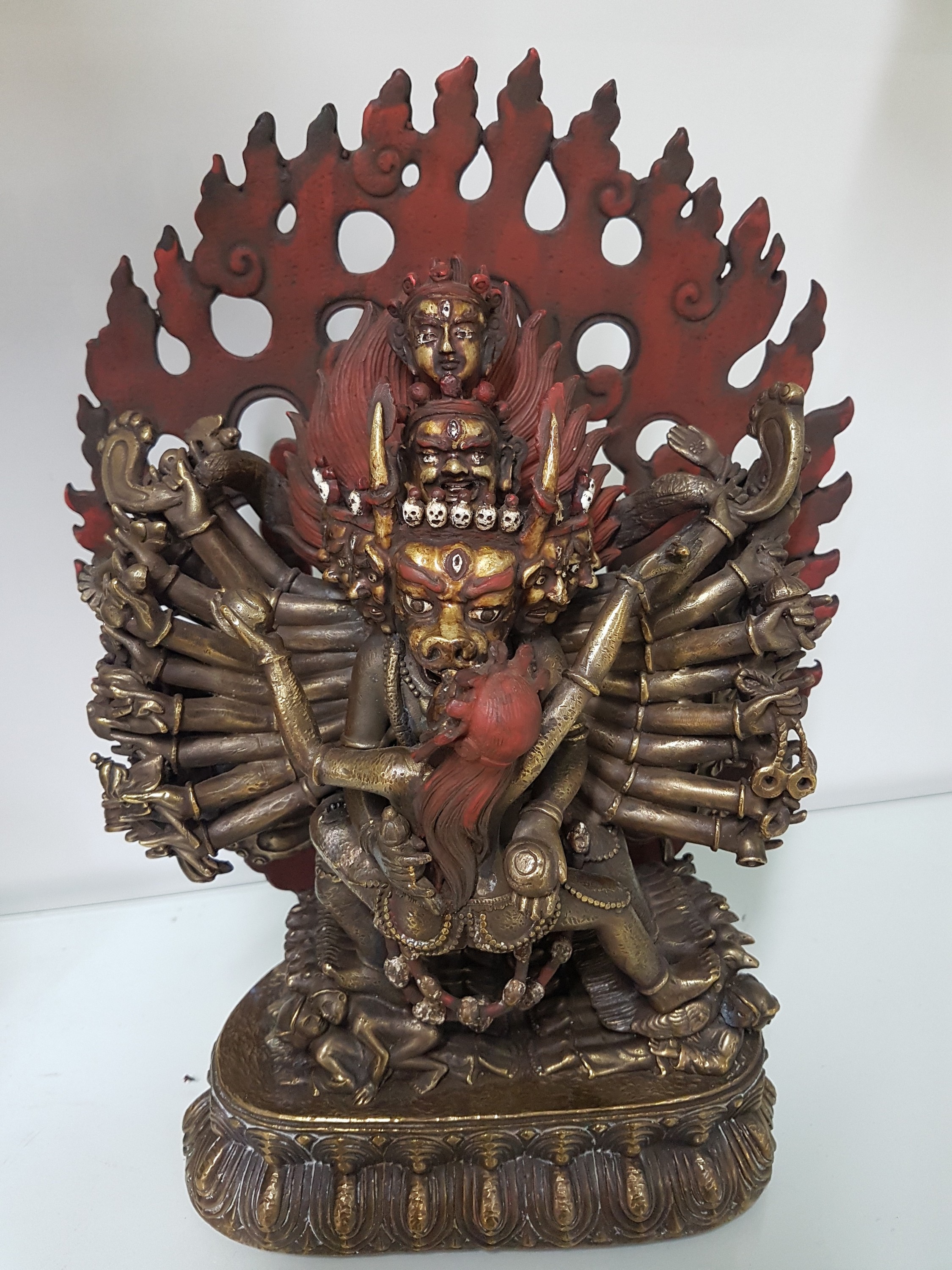 Detail b: Dharmapala Yamantaka vereint mit Vajra-Vetali, Tibet, 19. Jh., Bronze, Yamantaka mit drei Köpfen, 34 Arme und 16 Beinen, mit Attributen in den ...