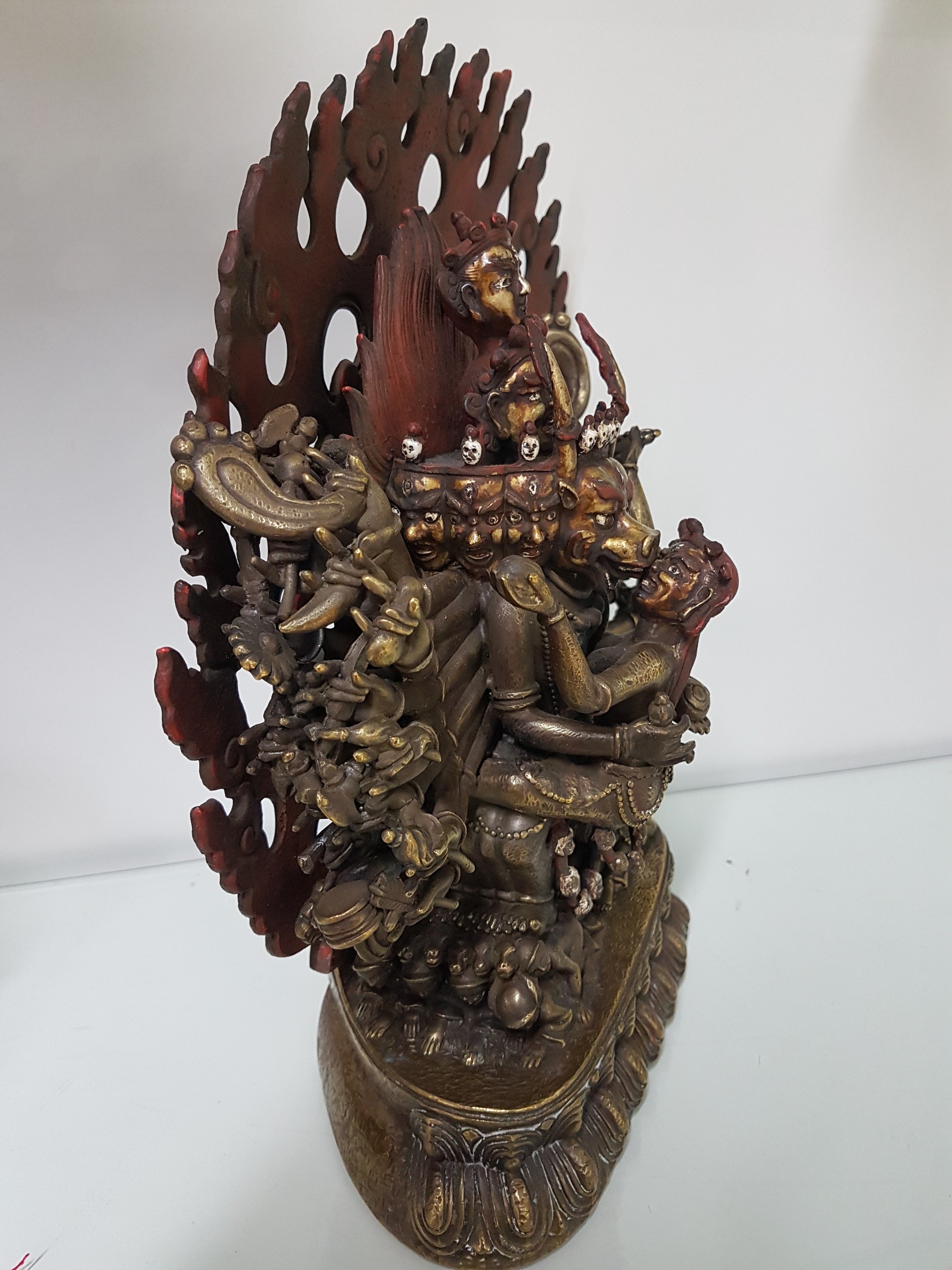 Detail c: Dharmapala Yamantaka vereint mit Vajra-Vetali, Tibet, 19. Jh., Bronze, Yamantaka mit drei Köpfen, 34 Arme und 16 Beinen, mit Attributen in den ...