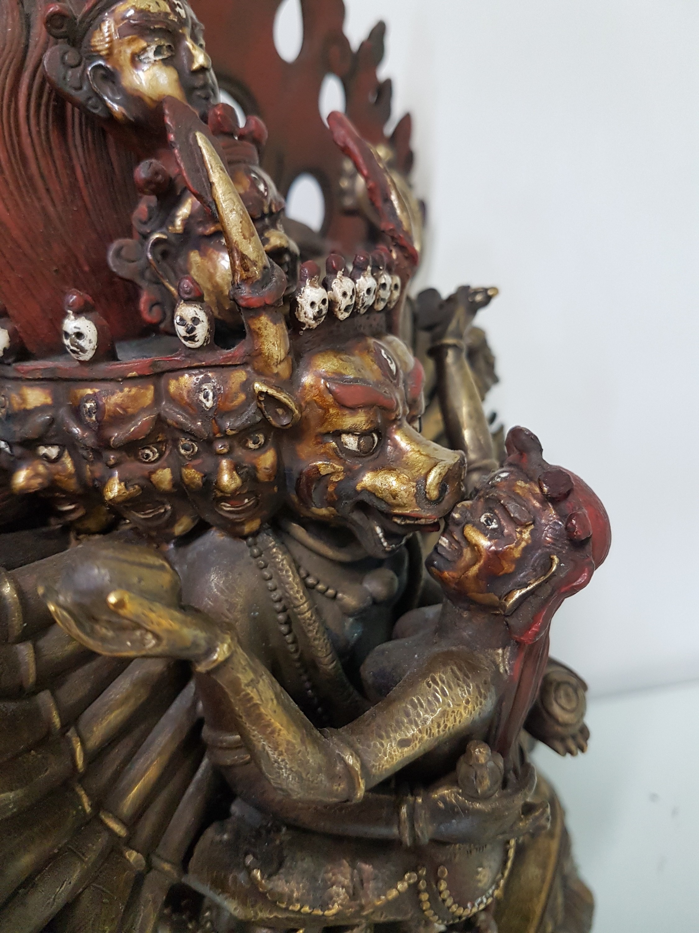 Detail d: Dharmapala Yamantaka vereint mit Vajra-Vetali, Tibet, 19. Jh., Bronze, Yamantaka mit drei Köpfen, 34 Arme und 16 Beinen, mit Attributen in den ...