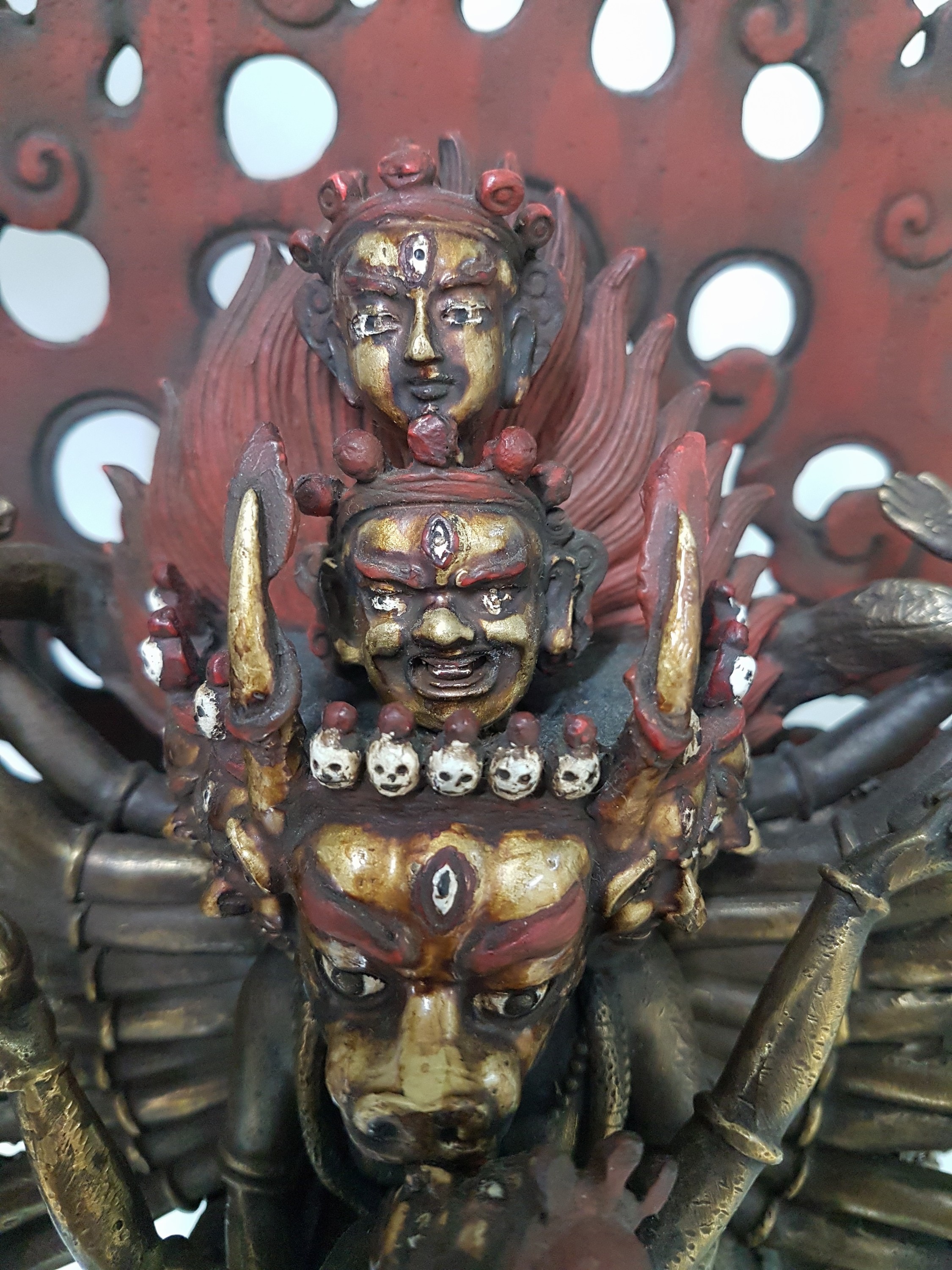 Detail h: Dharmapala Yamantaka vereint mit Vajra-Vetali, Tibet, 19. Jh., Bronze, Yamantaka mit drei Köpfen, 34 Arme und 16 Beinen, mit Attributen in den ...
