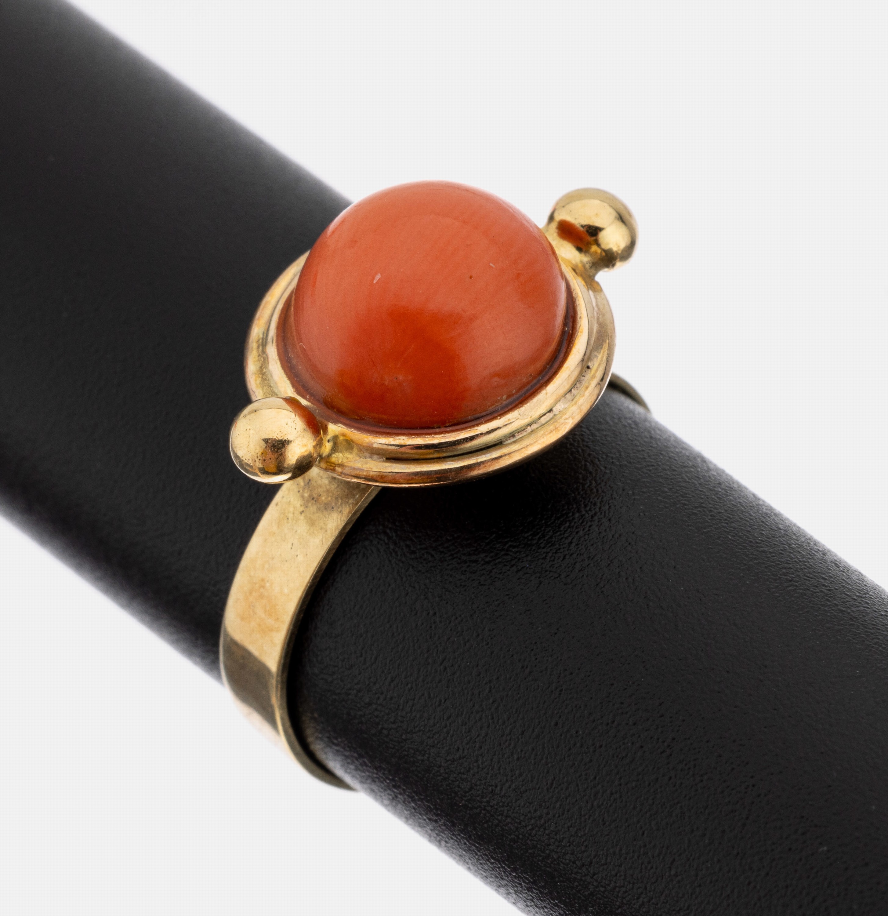 14 kt Gold Korallen-Ring, GG 585/000 gepr.,schlicht, runder Korallen-Cabochon, D. ca. 9.5mm, RW 52, ca. 3.8 g, Versand nur innerhalb der EU