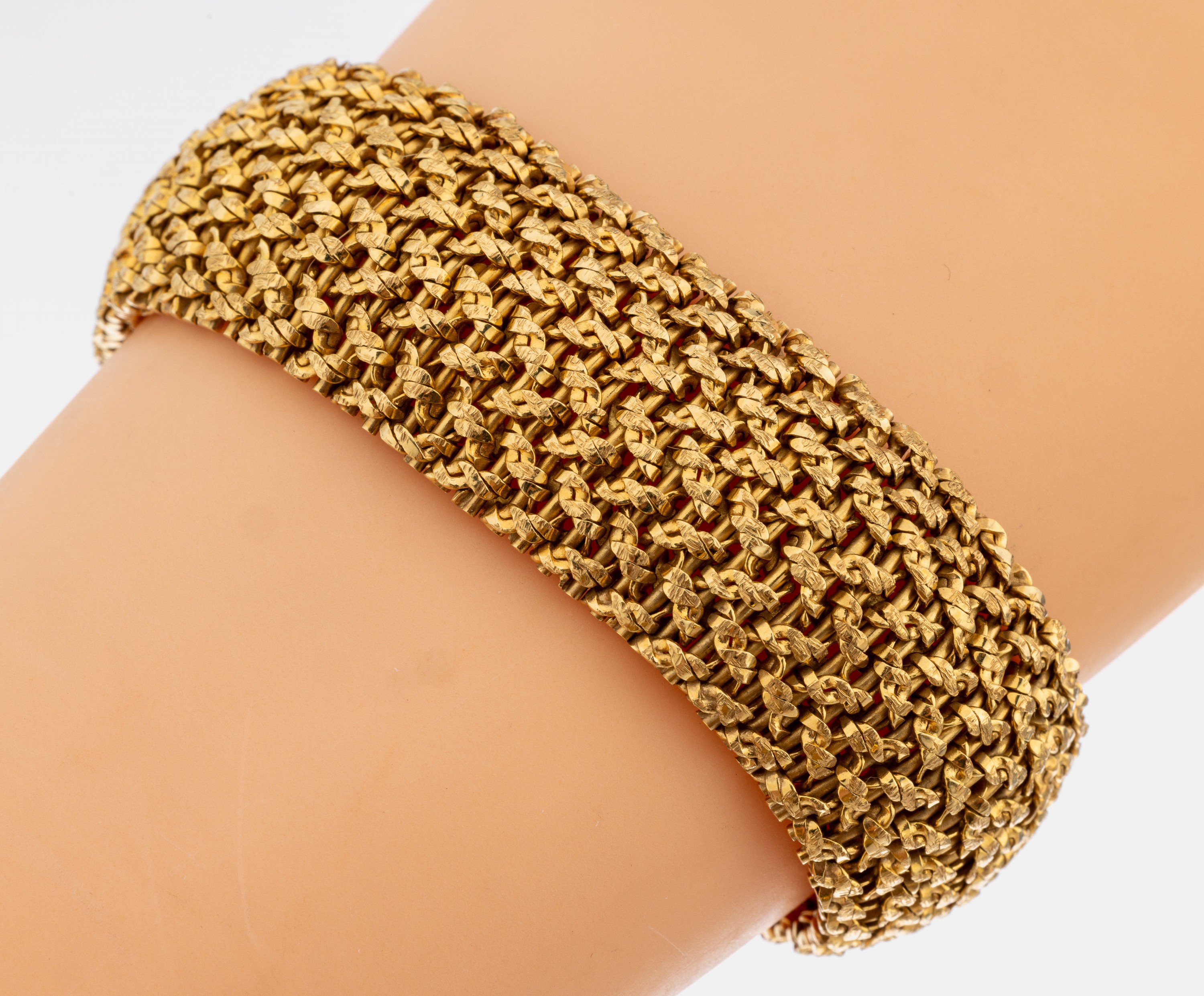 18 kt Gold Armband, GG 750/000, bez. KAZT, aufwändige Flechtarbeit, Oberfläche strukt., L. ca. 18.5 cm, B. ca. 2.3 cm, Kastenschloss mit 2 ...