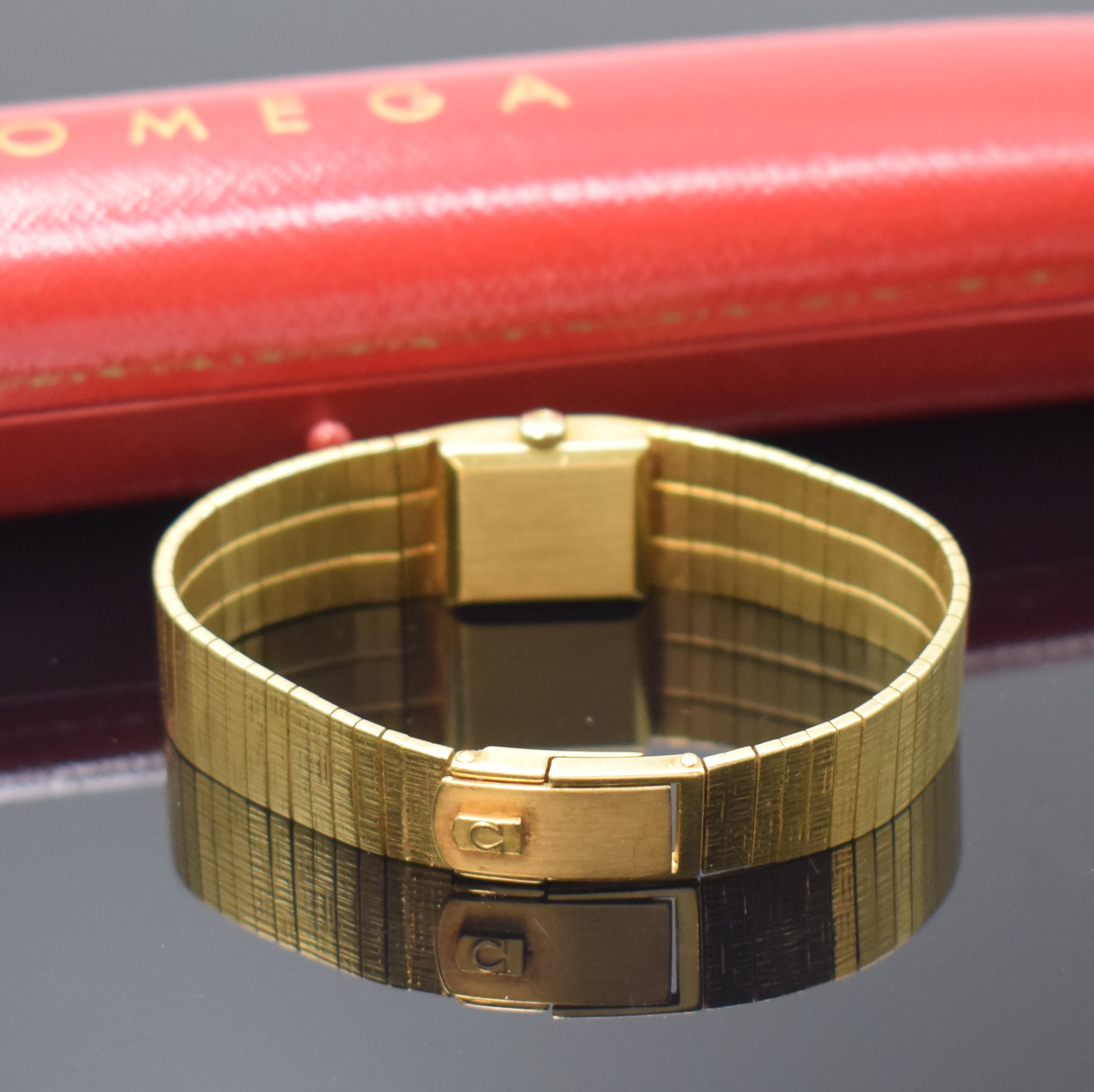 Detail b: OMEGA Damenarmbanduhr in GG 750/000, Schweiz um 1965, Handaufzug, orig. Goldband, Boden aufgedr., silb. Zifferbl. fl./pat., 4 Std.- Ind., schwarze ...
