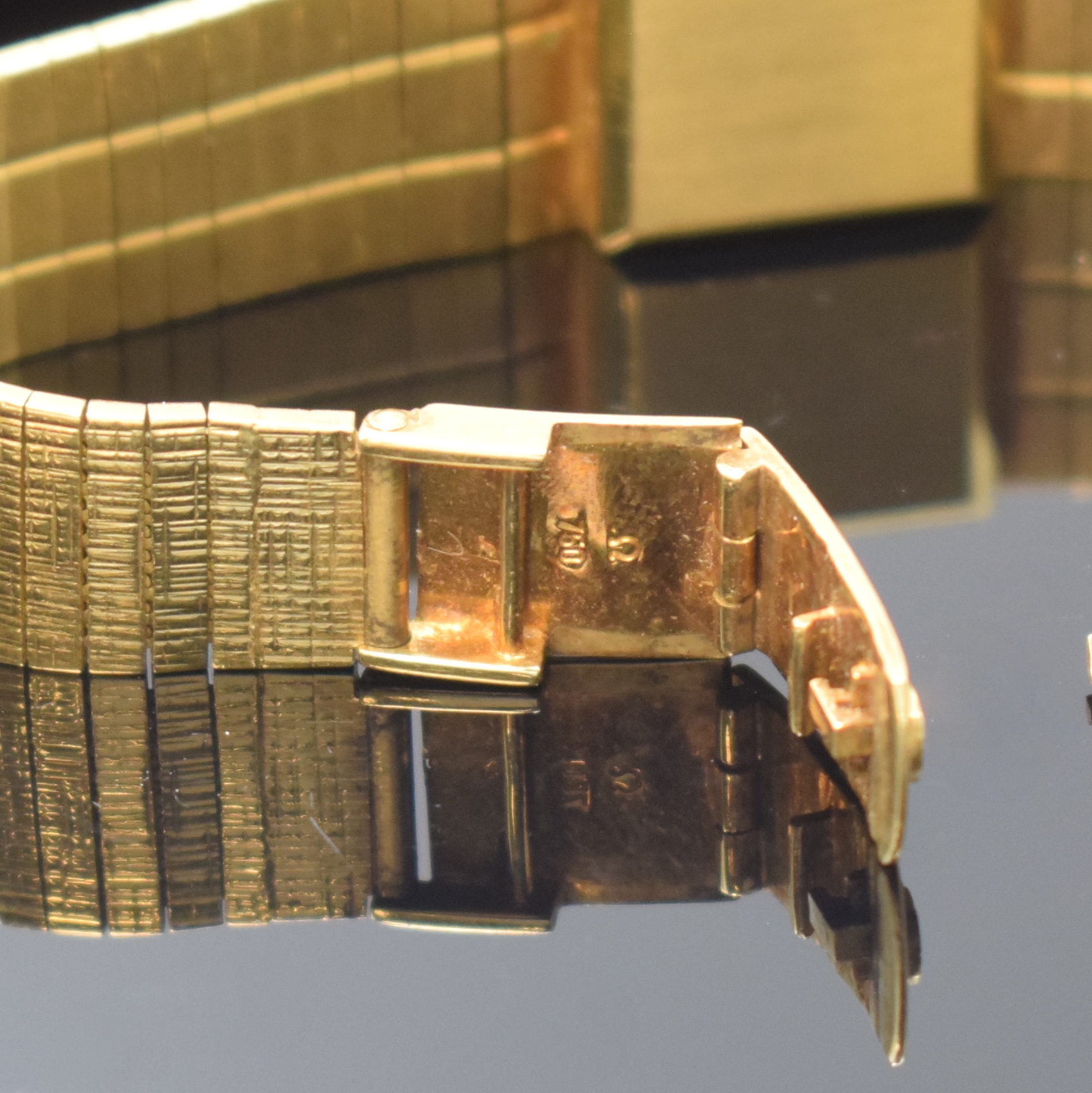 Detail c: OMEGA Damenarmbanduhr in GG 750/000, Schweiz um 1965, Handaufzug, orig. Goldband, Boden aufgedr., silb. Zifferbl. fl./pat., 4 Std.- Ind., schwarze ...