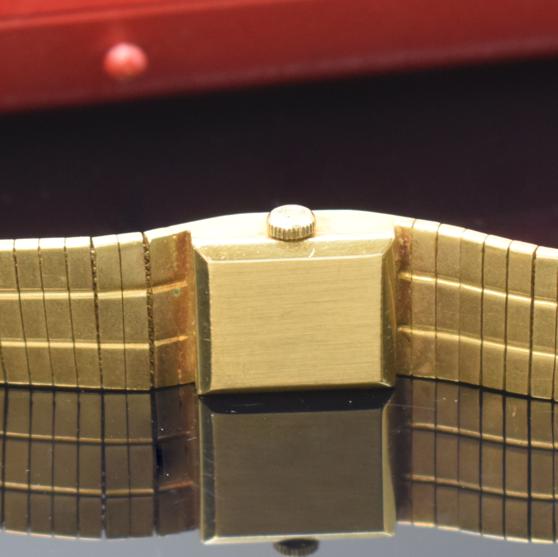 Detail e: OMEGA Damenarmbanduhr in GG 750/000, Schweiz um 1965, Handaufzug, orig. Goldband, Boden aufgedr., silb. Zifferbl. fl./pat., 4 Std.- Ind., schwarze ...