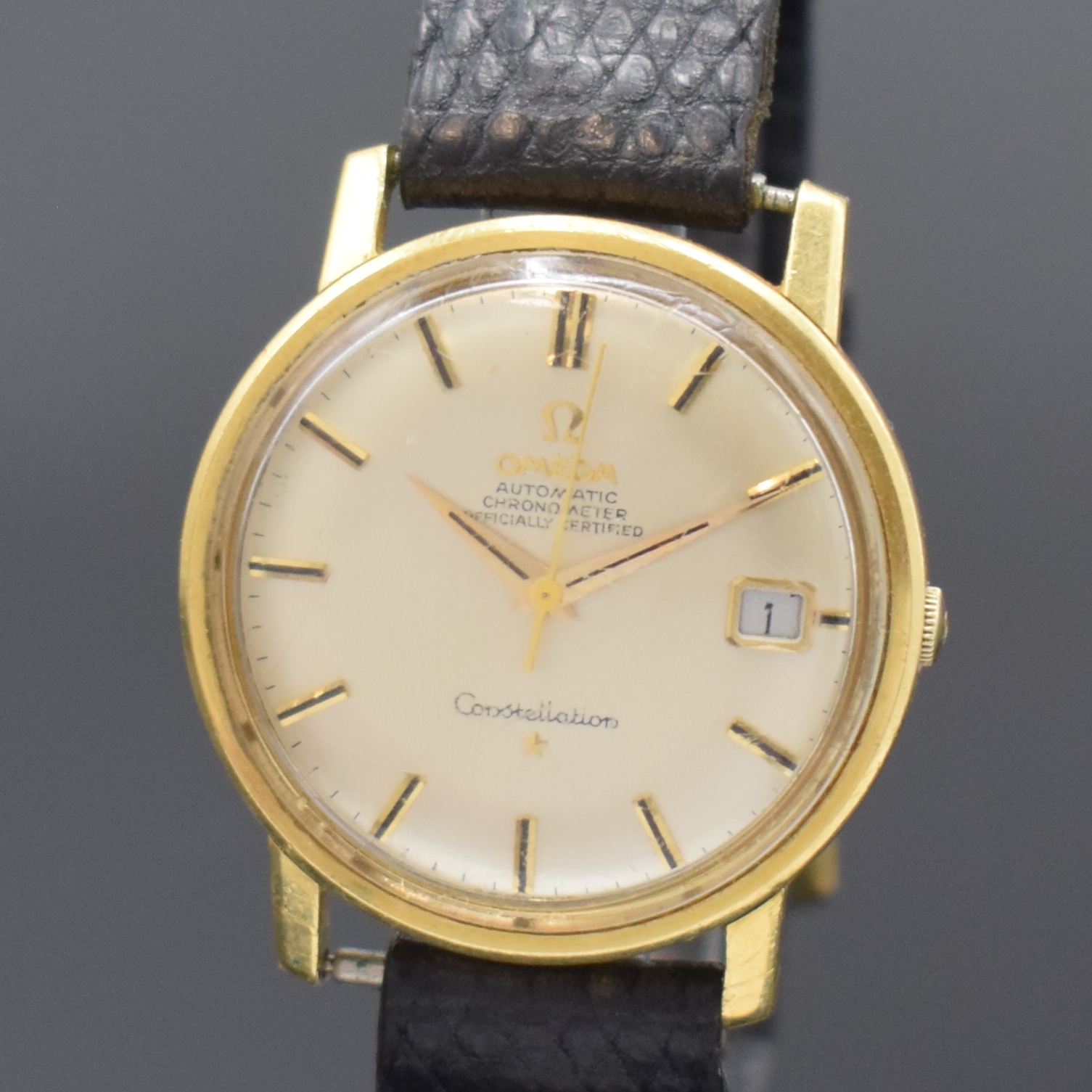 Detail a: OMEGA Herrenarmbanduhr Constellation Chronometer in GG 750/000 Referenz 168.010/11, Schweiz um 1968, verschr. Boden m. Darst. Sternwarte u. ...