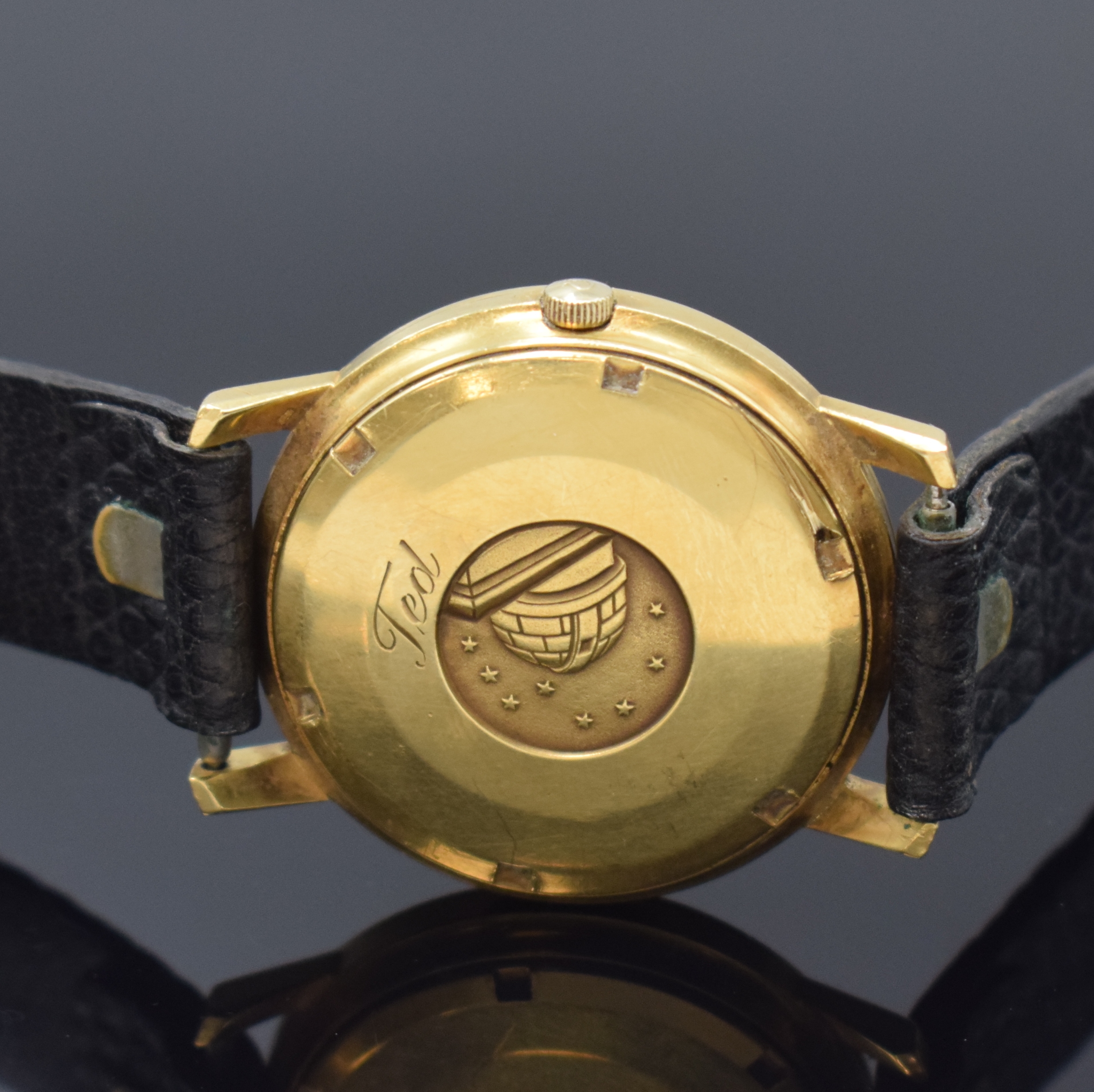 Detail d: OMEGA Herrenarmbanduhr Constellation Chronometer in GG 750/000 Referenz 168.010/11, Schweiz um 1968, verschr. Boden m. Darst. Sternwarte u. ...